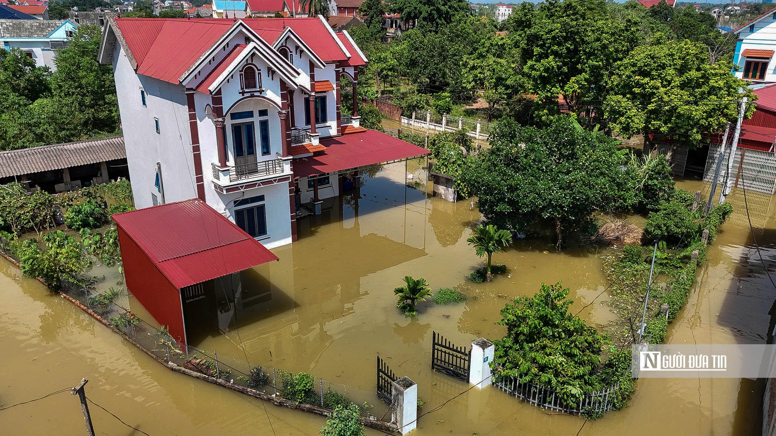 Hà Nội: Hàng nghìn căn nhà ở xã Trung Giã chìm trong "biển nước" - Ảnh 5.