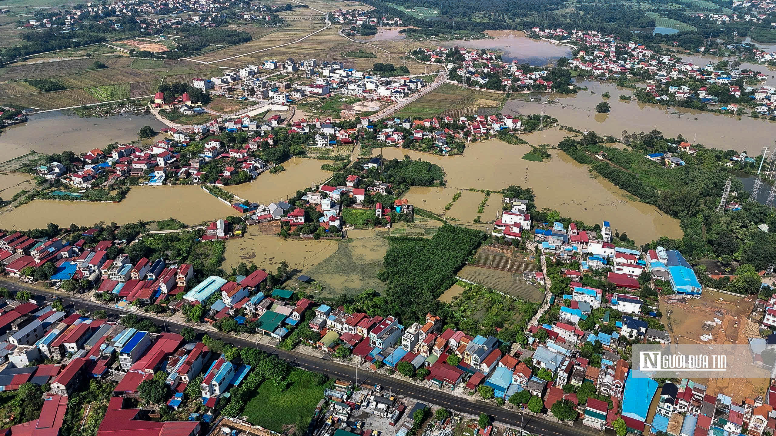 Hà Nội: Hàng nghìn căn nhà ở xã Trung Giã chìm trong "biển nước" - Ảnh 2.