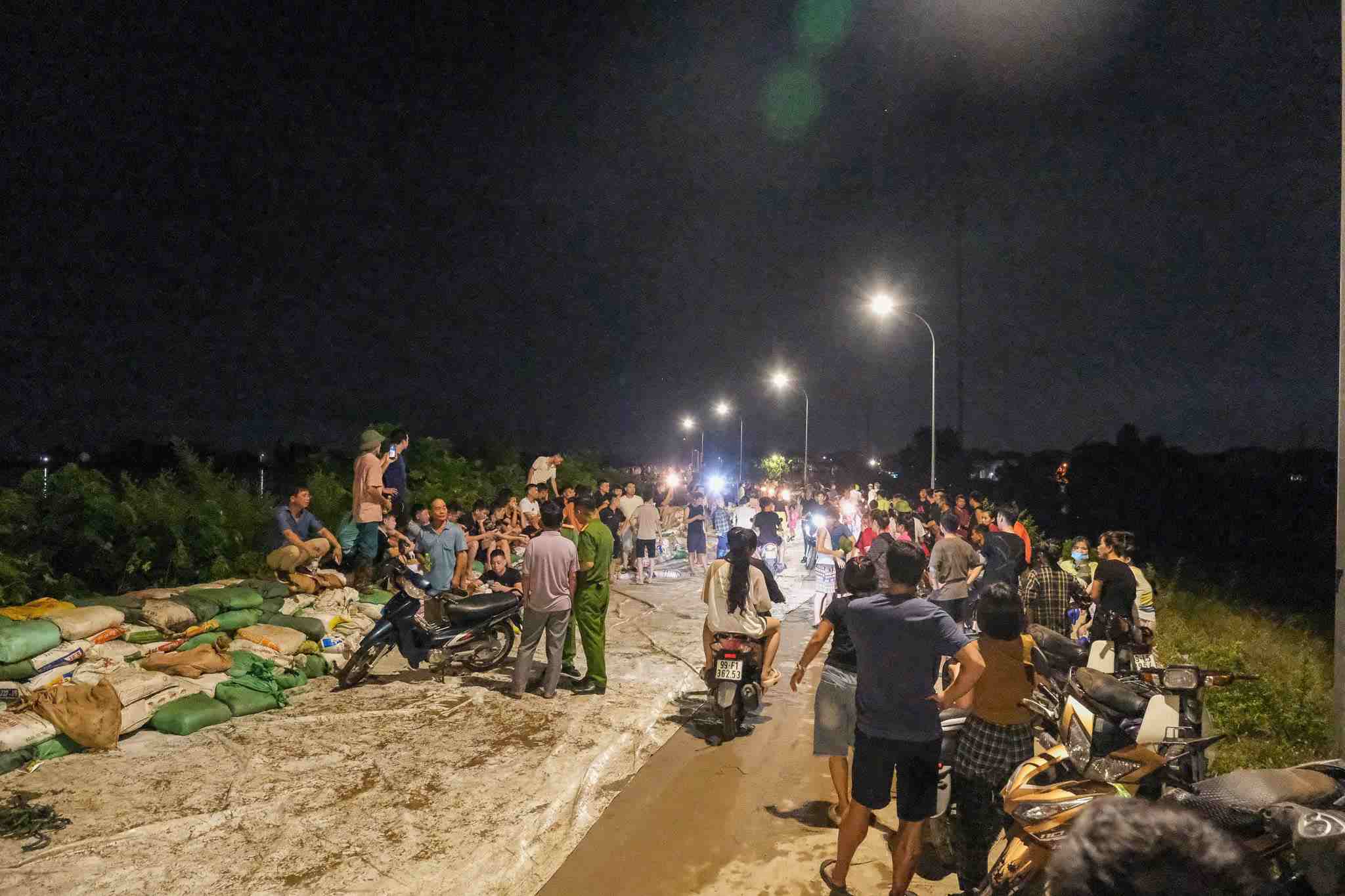 Lũ sông Cầu đạt đỉnh, hàng nghìn người vật lộn từ sáng đến đêm gia cố đê ở Bắc Ninh- Ảnh 1. Lũ sông Cầu đạt đỉnh, hàng nghìn người vật lộn từ sáng đến đêm gia cố đê ở Bắc Ninh- Ảnh 1.
