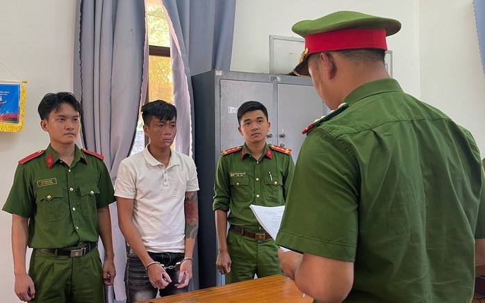 Khởi tố đối tượng dùng dao chém bố đẻ trọng thương - Ảnh 2.