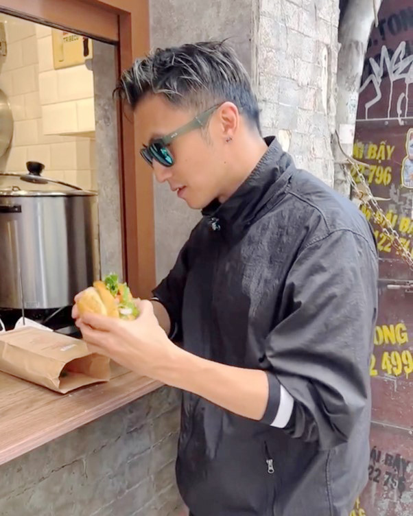 Nam diễn viên nổi tiếng thích mê món bánh mì Việt- Ảnh 1. Nam diễn viên nổi tiếng thích mê món bánh mì Việt- Ảnh 1.