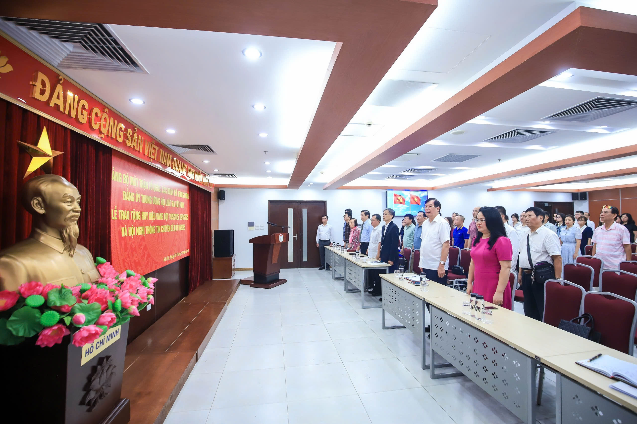 Hội Luật gia Việt Nam ủng hộ đồng bào vùng bão lũ, trao tặng huy hiệu Đảng cho đảng viên ưu tú - Ảnh 1.