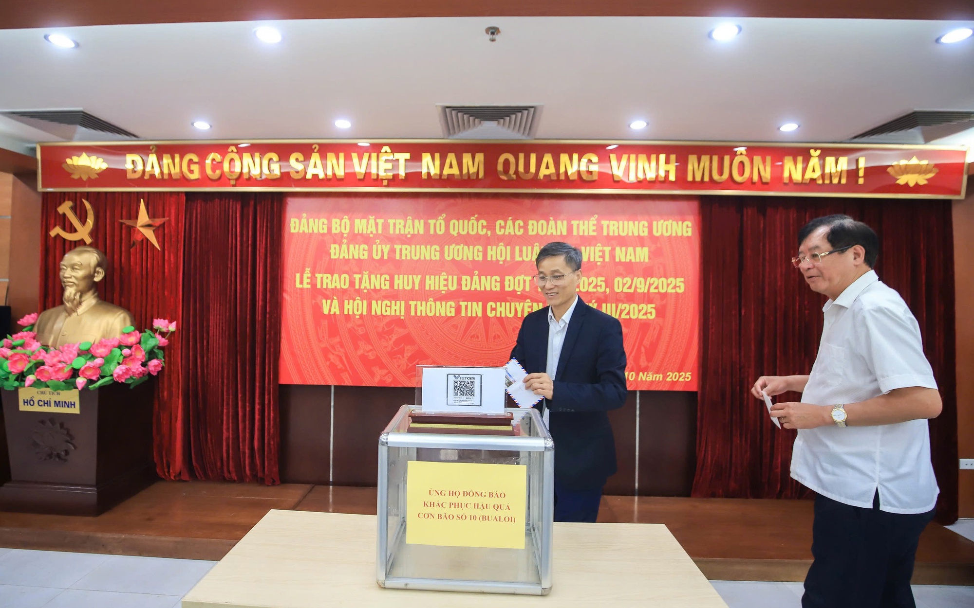 Trao Huy hiệu 45 năm tuổi Đảng cho Luật gia Lê Đông Triều: Dấu mốc của một hành trình cống hiến không ngừng nghỉ- Ảnh 5. Trao Huy hiệu 45 năm tuổi Đảng cho Luật gia Lê Đông Triều: Dấu mốc của một hành trình cống hiến không ngừng nghỉ- Ảnh 5.