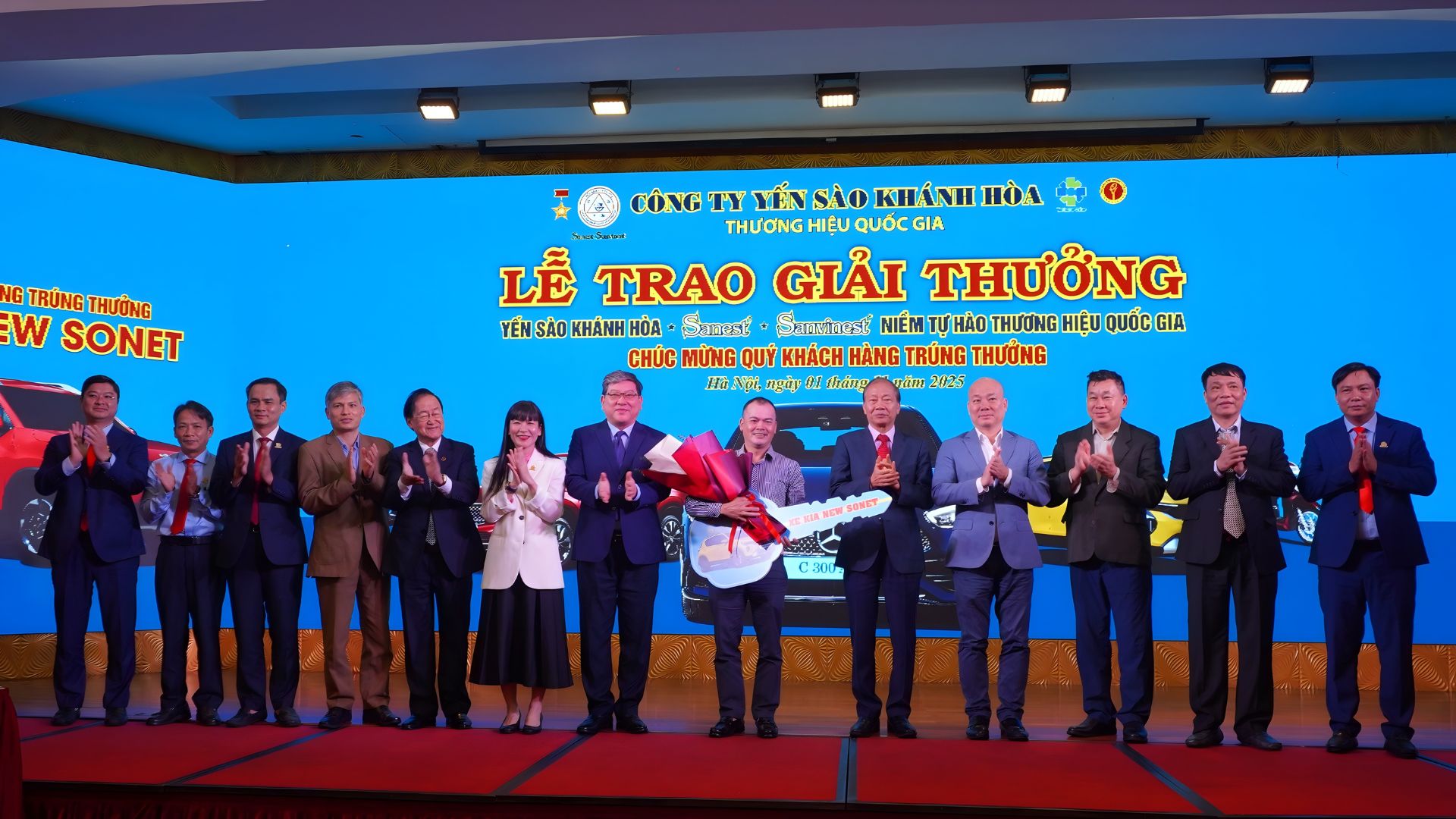 Khách hàng trúng 2 ô tô khi mua Yến sào Khánh Hoà- Ảnh 1. Khách hàng trúng 2 ô tô khi mua Yến sào Khánh Hoà- Ảnh 1.