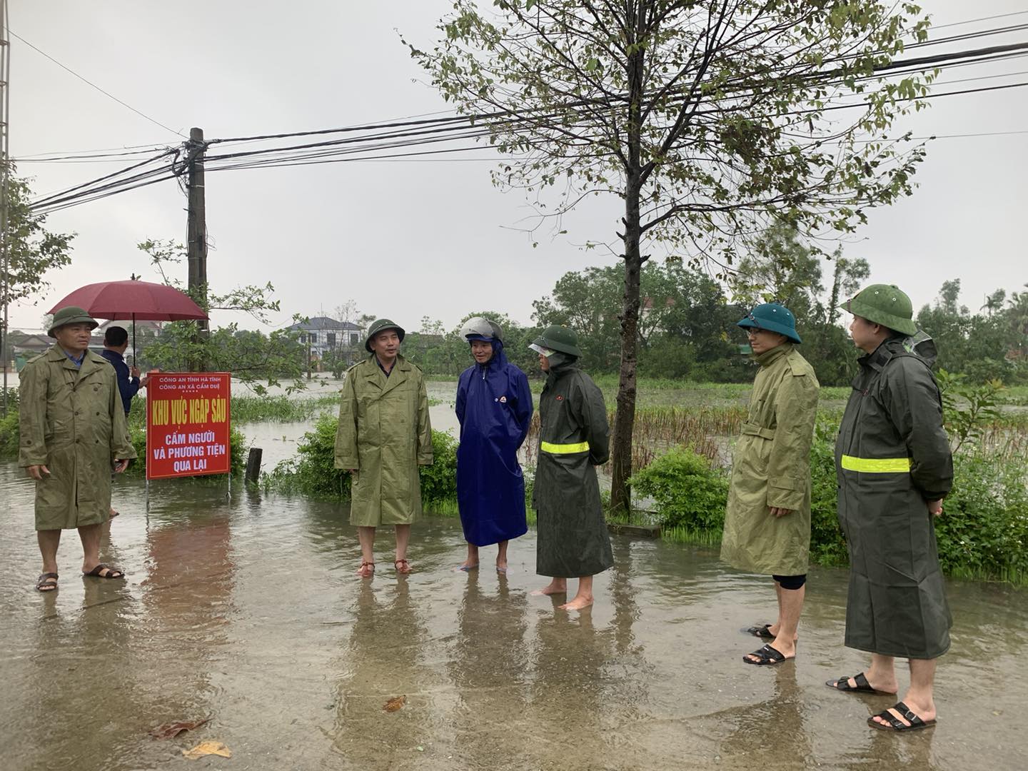 Người miền Trung dìu nhau qua cơn bão lũ- Ảnh 7. Người miền Trung dìu nhau qua cơn bão lũ- Ảnh 7.