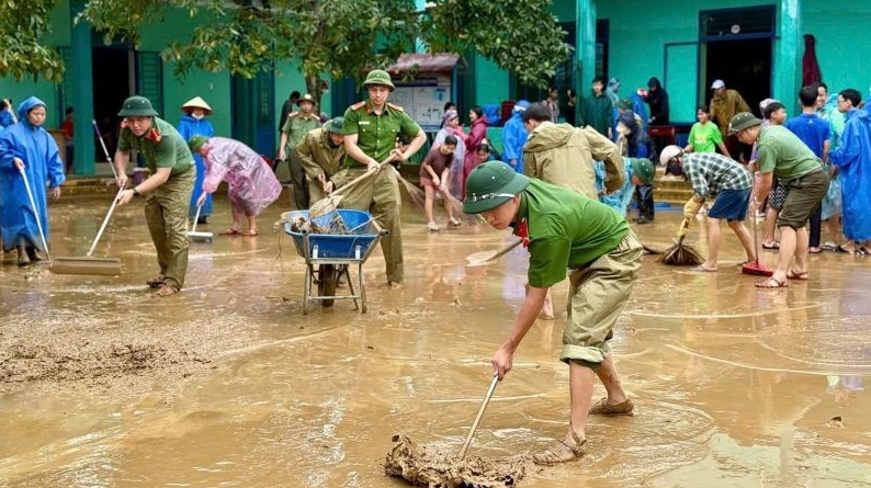 200 tỷ đồng hỗ trợ người dân bị thiệt hại do mưa lũ lịch sử - Ảnh 1.