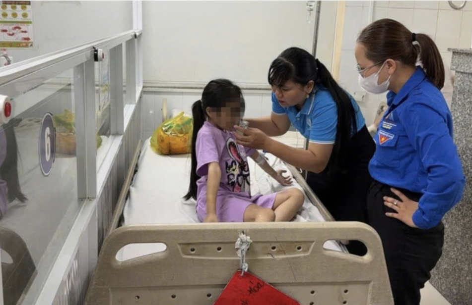 Vụ bé gái 9 tuổi bị bạo hành, ép nhúng lưỡi vào nước sôi: Bắt tạm giam mẹ ruột và người tình - Ảnh 1.