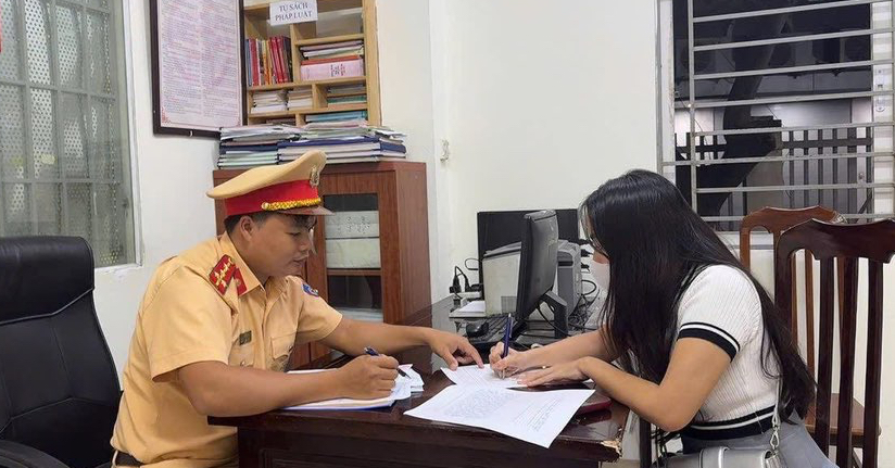 Một thanh niên bị xử phạt 900.000 đồng vì vừa lái xe vừa lướt điện thoại - Ảnh 3.