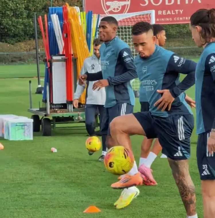 CĐV Arsenal phấn khích: "Vị cứu tinh của chúng ta đã trở lại" - Ảnh 2.