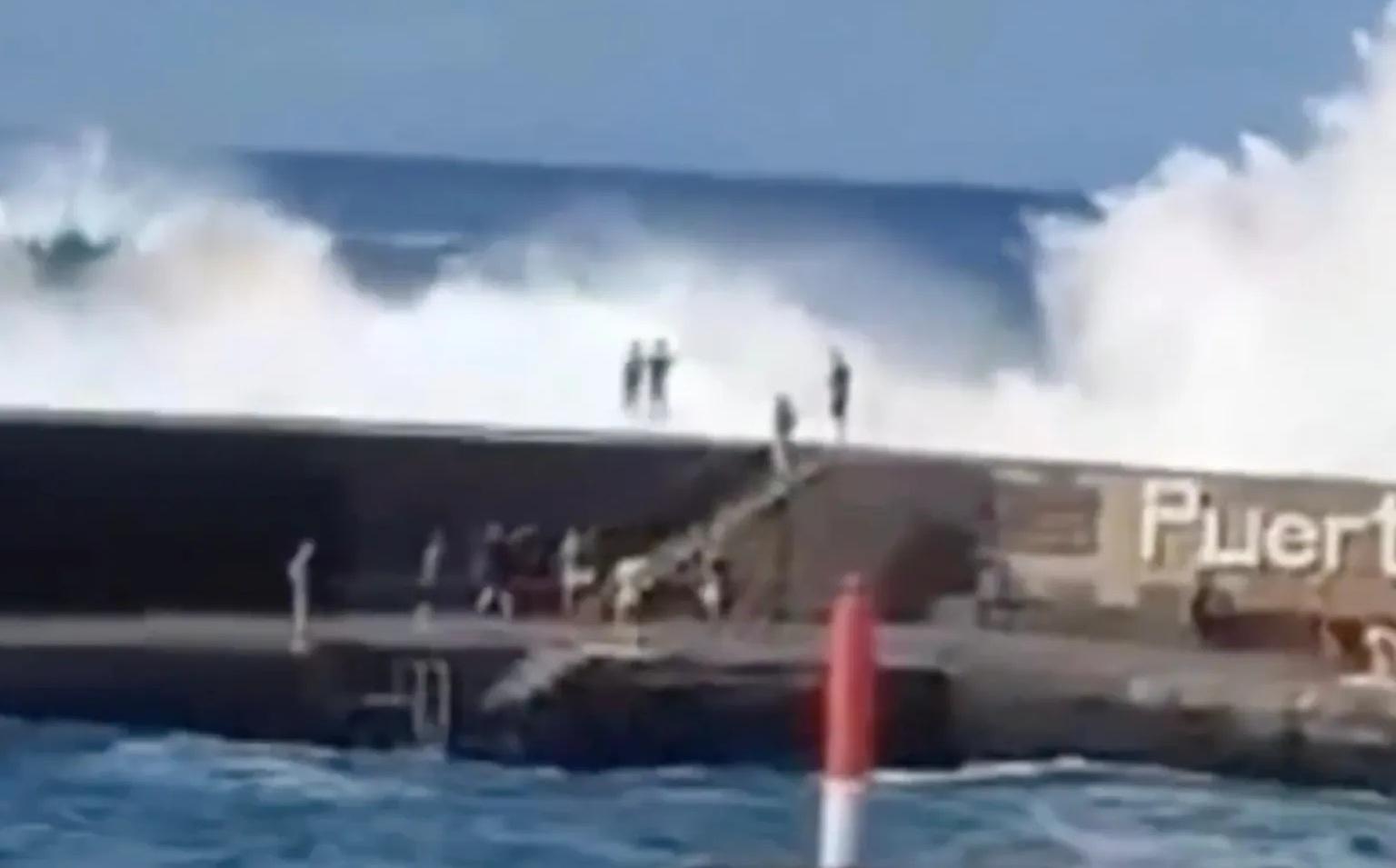 Sóng lớn cuốn du khách xuống biển, 1 người thiệt mạng và 9 người bị thương - Ảnh 1.