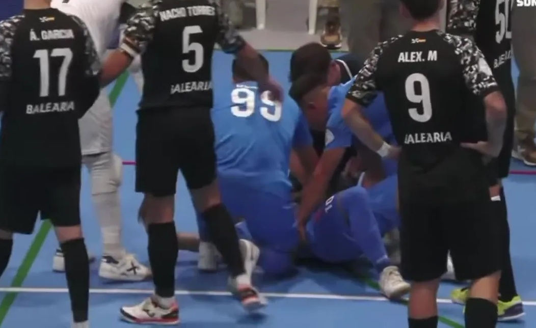 Cầu thủ phải cắt bỏ lá lách sau pha va chạm kinh hoàng trên sân - Ảnh 1. Cầu thủ phải cắt bỏ lá lách sau pha va chạm kinh hoàng trên sân - Ảnh 1.