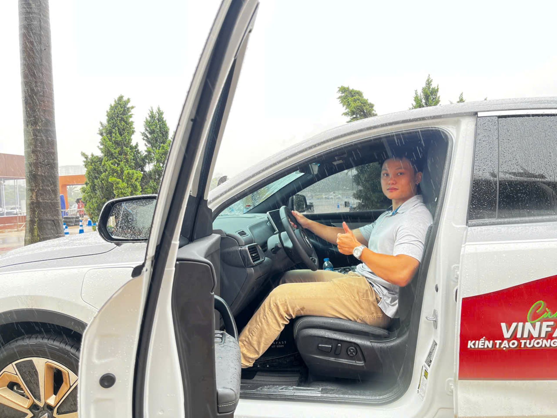 Khách hàng trải nghiệm thực tế VinFast VF 8: “Nội thất đẹp, trải nghiệm lái thú vị, nhiều điều chẳng bao giờ có ở xe xăng” - Ảnh 3.