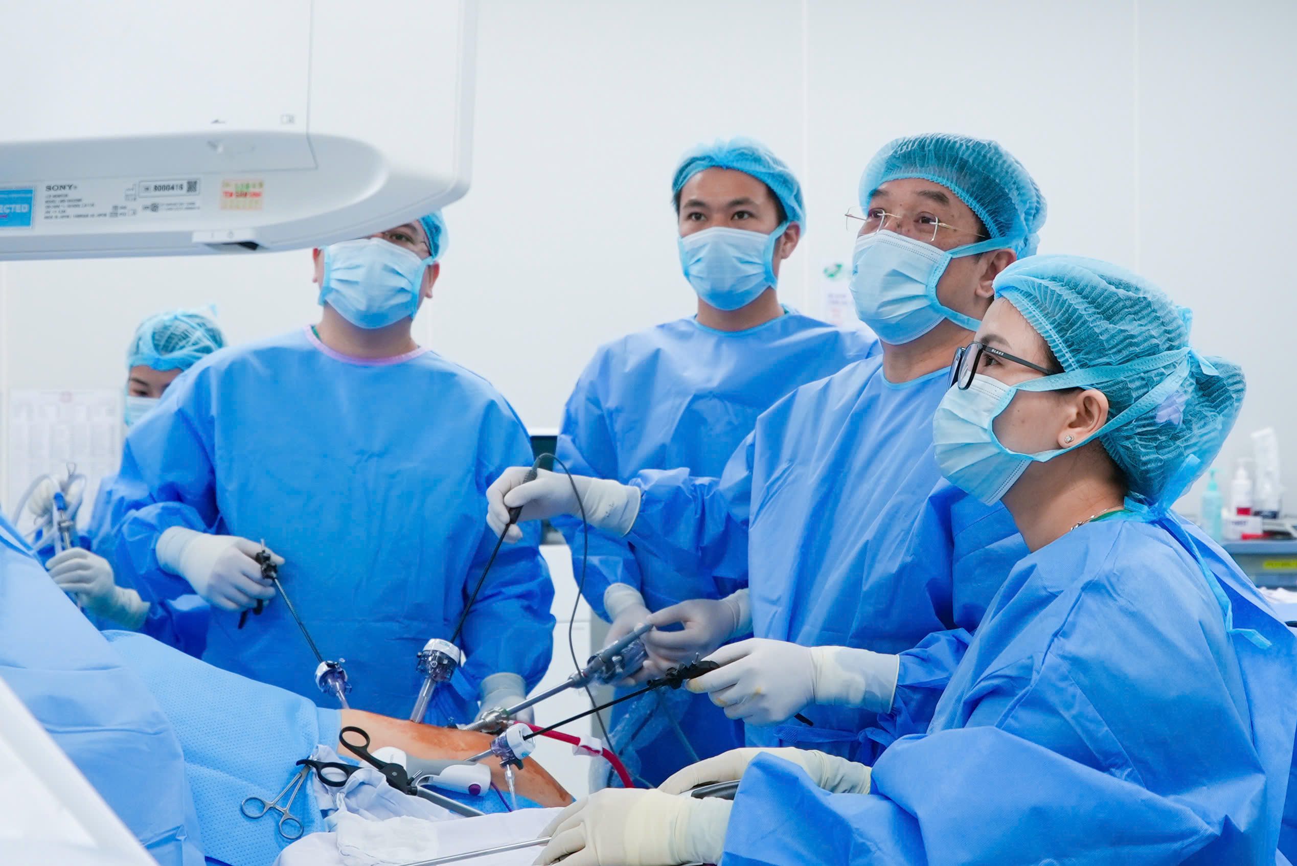 Vinmec trình diễn kỹ thuật ghép gan sống phức tạp tại Hội nghị Ghép tạng Việt Nam 2025 - Ảnh 1.