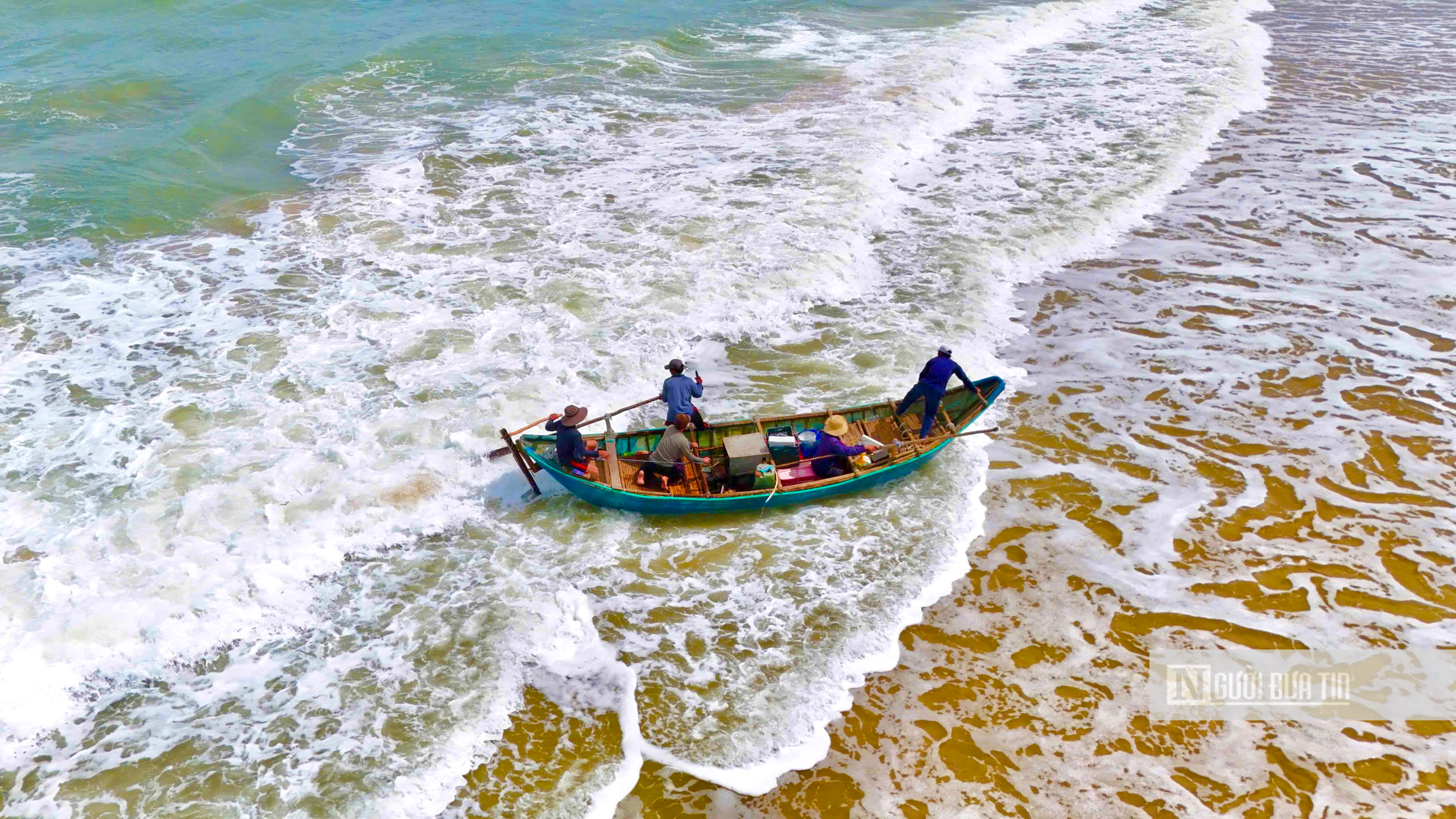 Ngư dân Quảng Ngãi vượt sóng dữ săn "lộc biển" mùa biển động- Ảnh 1.