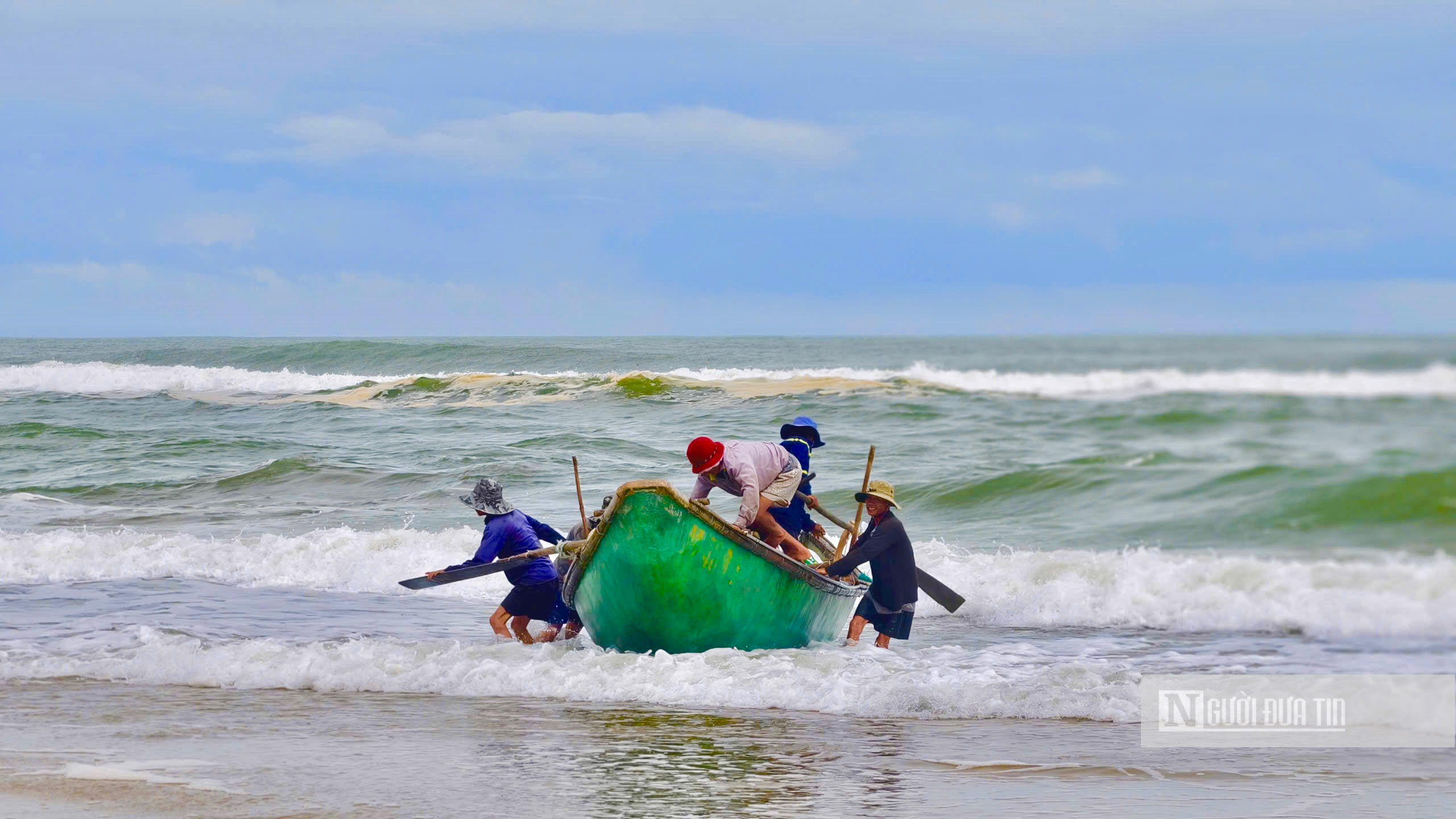 Ngư dân Quảng Ngãi vượt sóng dữ săn "lộc biển" mùa biển động- Ảnh 2.