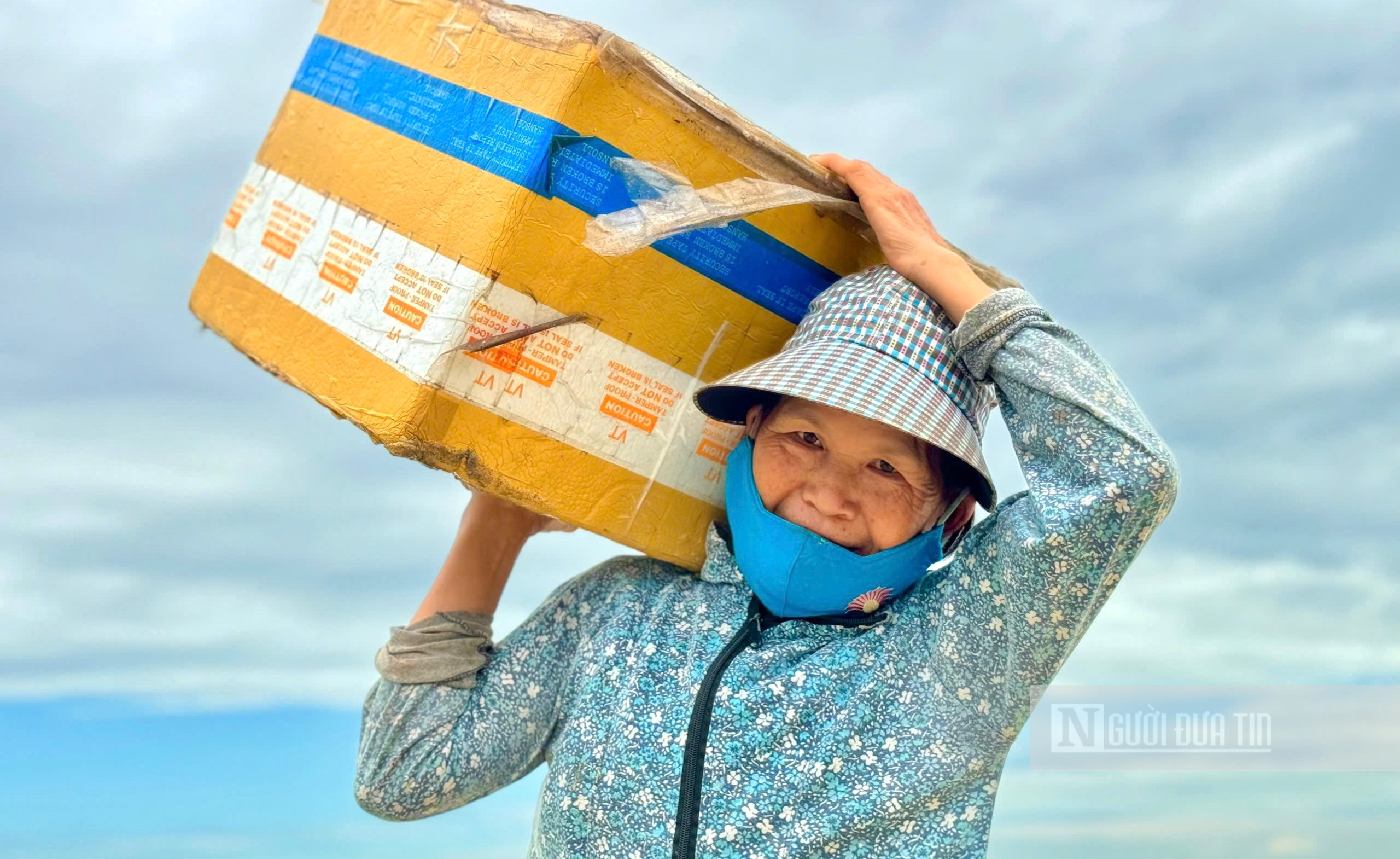 Ngư dân Quảng Ngãi vượt sóng dữ săn "lộc biển" mùa biển động- Ảnh 5.