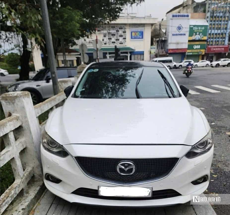 Nhiều rủi ro tiềm ẩn khi đậu đỗ xe trên cầu để tránh mưa lũ - Ảnh 1.