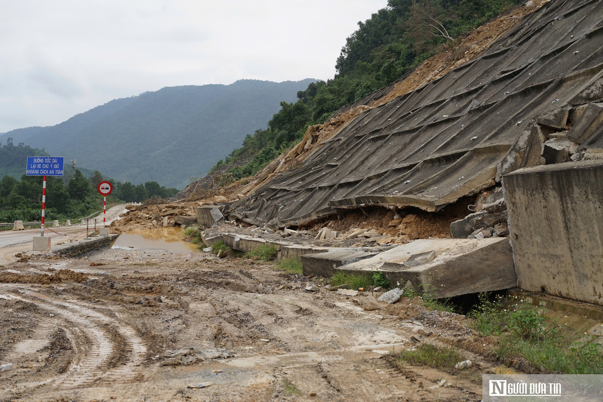 Khẩn trương khắc phục, co tốc Đà Nẵng - Huế lưu thông trở lại sau sạt lở- Ảnh 4.