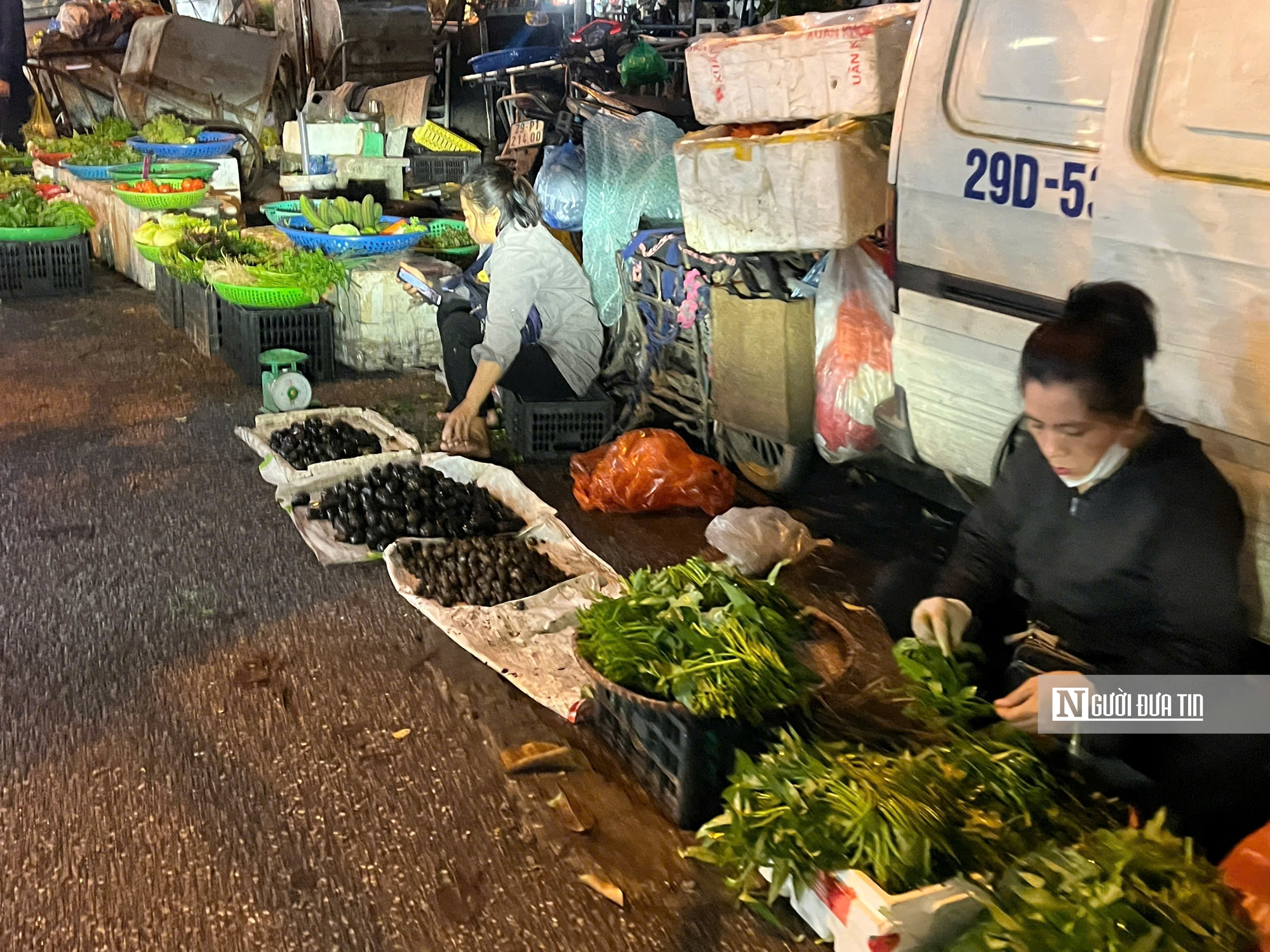 Biển “cấm họp chợ” dựng lên, chợ cóc vẫn họp tấp nập giữa lòng Thủ đô - Ảnh 2.