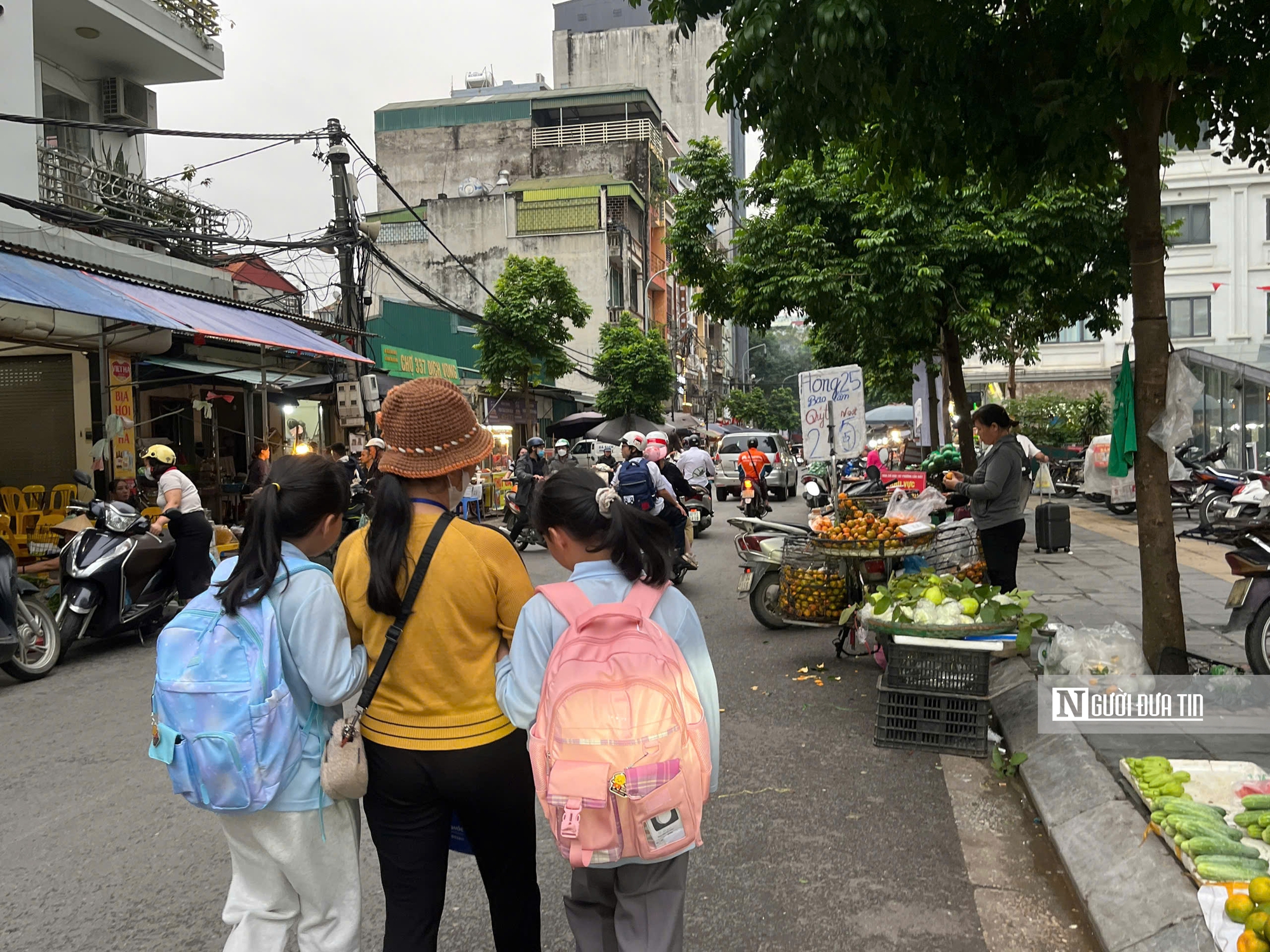 Biển “cấm họp chợ” dựng lên, chợ cóc vẫn họp tấp nập giữa lòng Thủ đô - Ảnh 3.