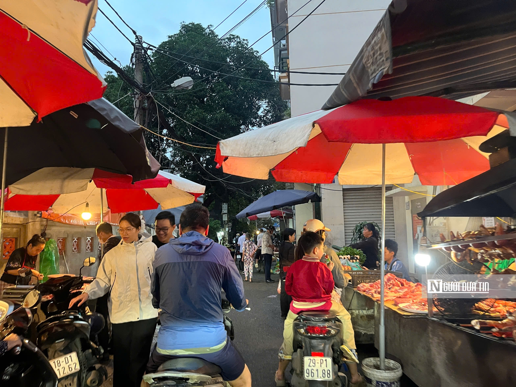 Biển “cấm họp chợ” dựng lên, chợ cóc vẫn họp tấp nập giữa lòng Thủ đô - Ảnh 4.