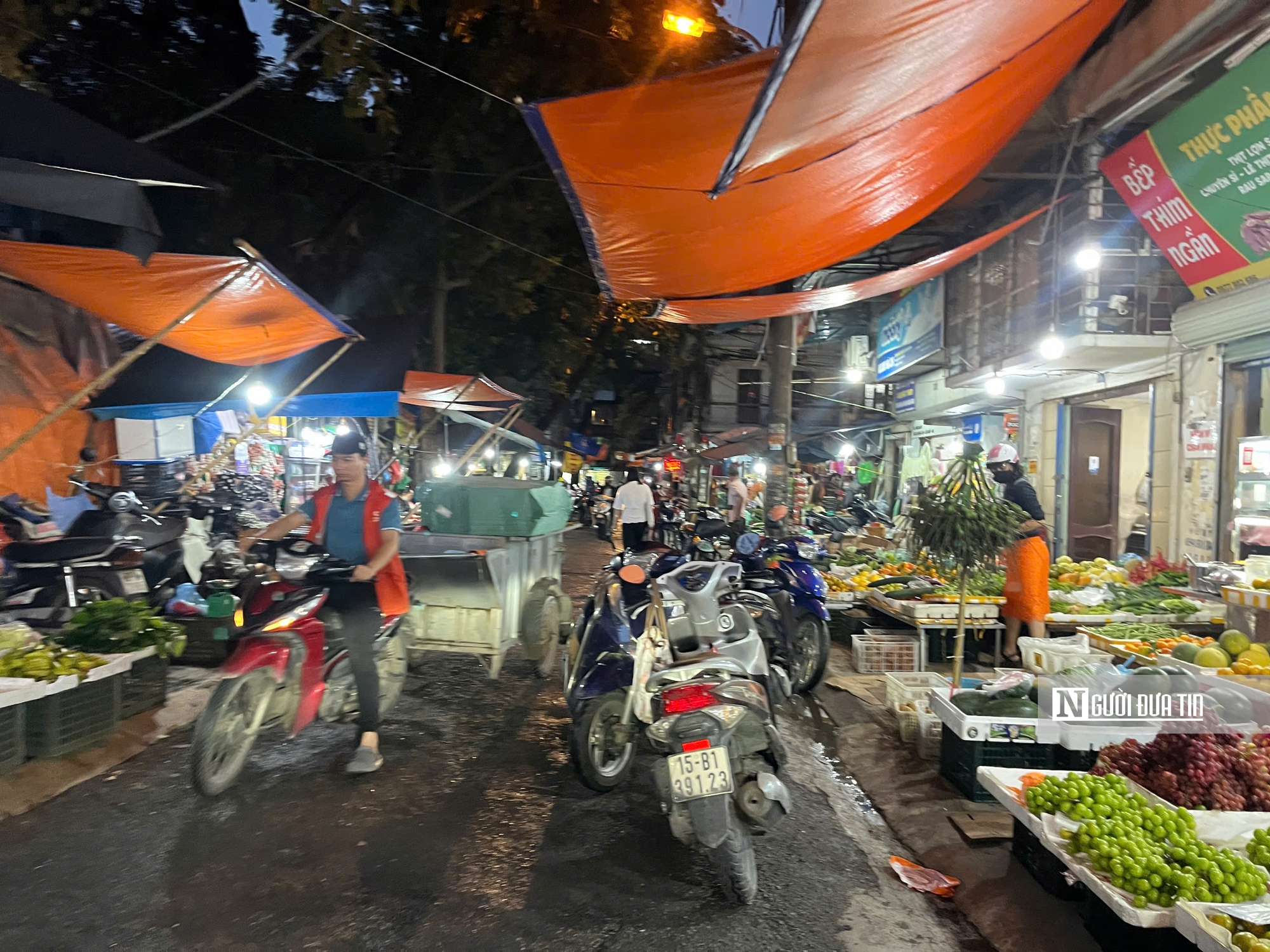 Biển “cấm họp chợ” dựng lên, chợ cóc vẫn họp tấp nập giữa lòng Thủ đô - Ảnh 5.