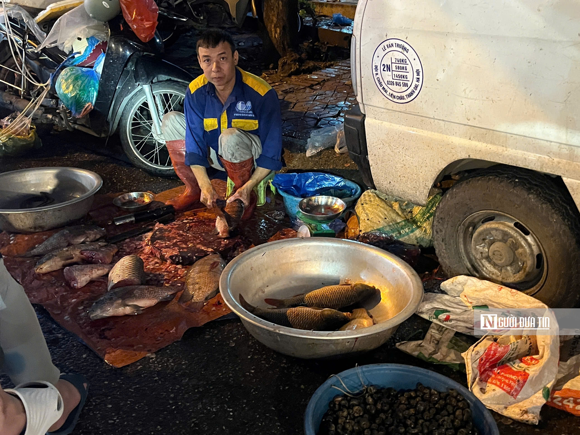 Biển “cấm họp chợ” dựng lên, chợ cóc vẫn họp tấp nập giữa lòng Thủ đô - Ảnh 7.