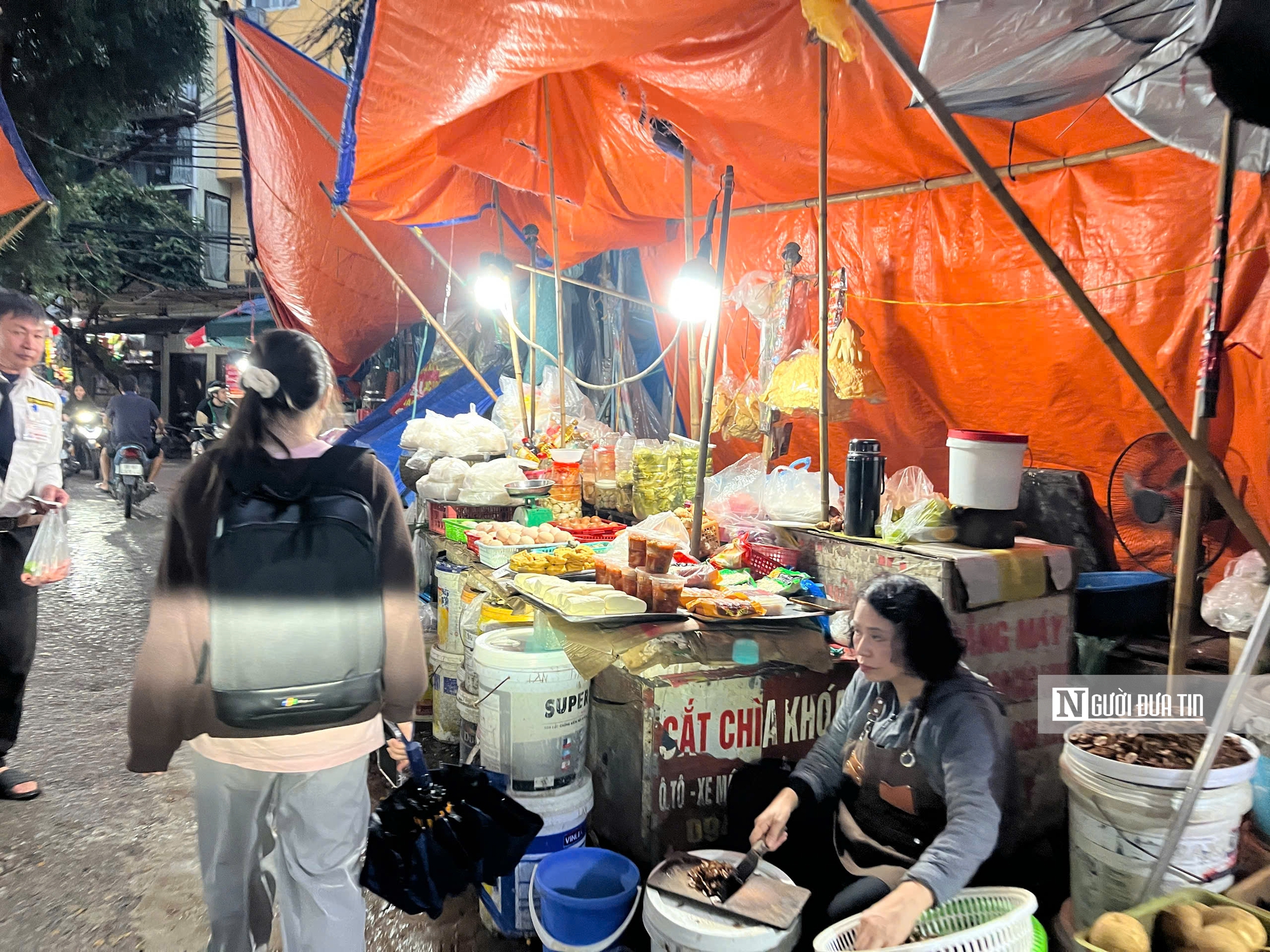 Biển “cấm họp chợ” dựng lên, chợ cóc vẫn họp tấp nập giữa lòng Thủ đô - Ảnh 8.