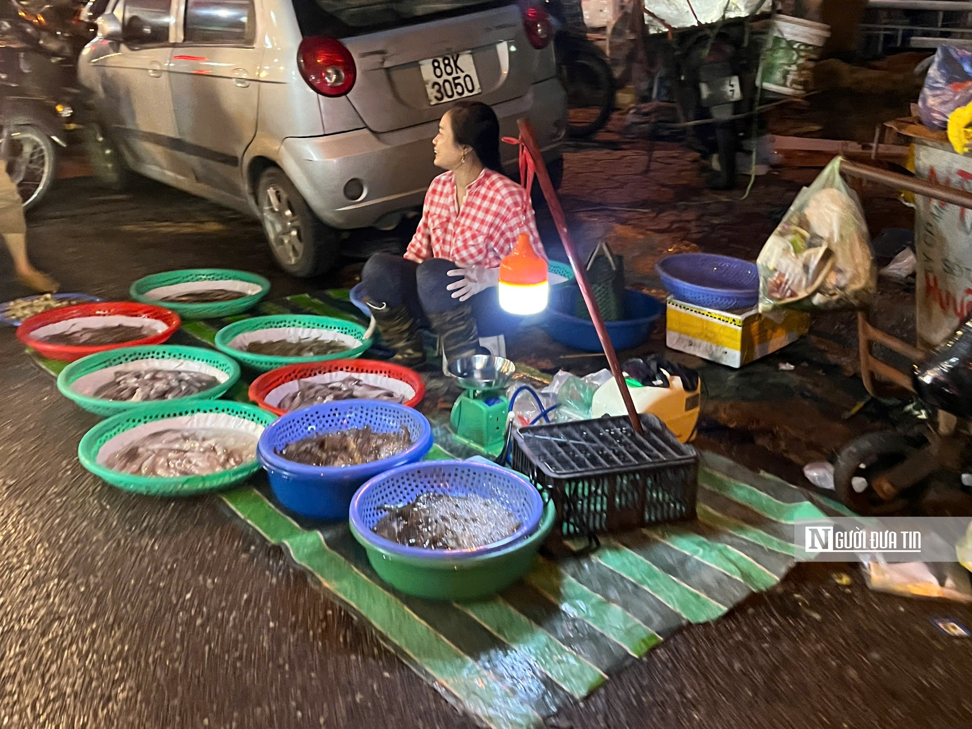 Biển “cấm họp chợ” dựng lên, chợ cóc vẫn họp tấp nập giữa lòng Thủ đô - Ảnh 11.