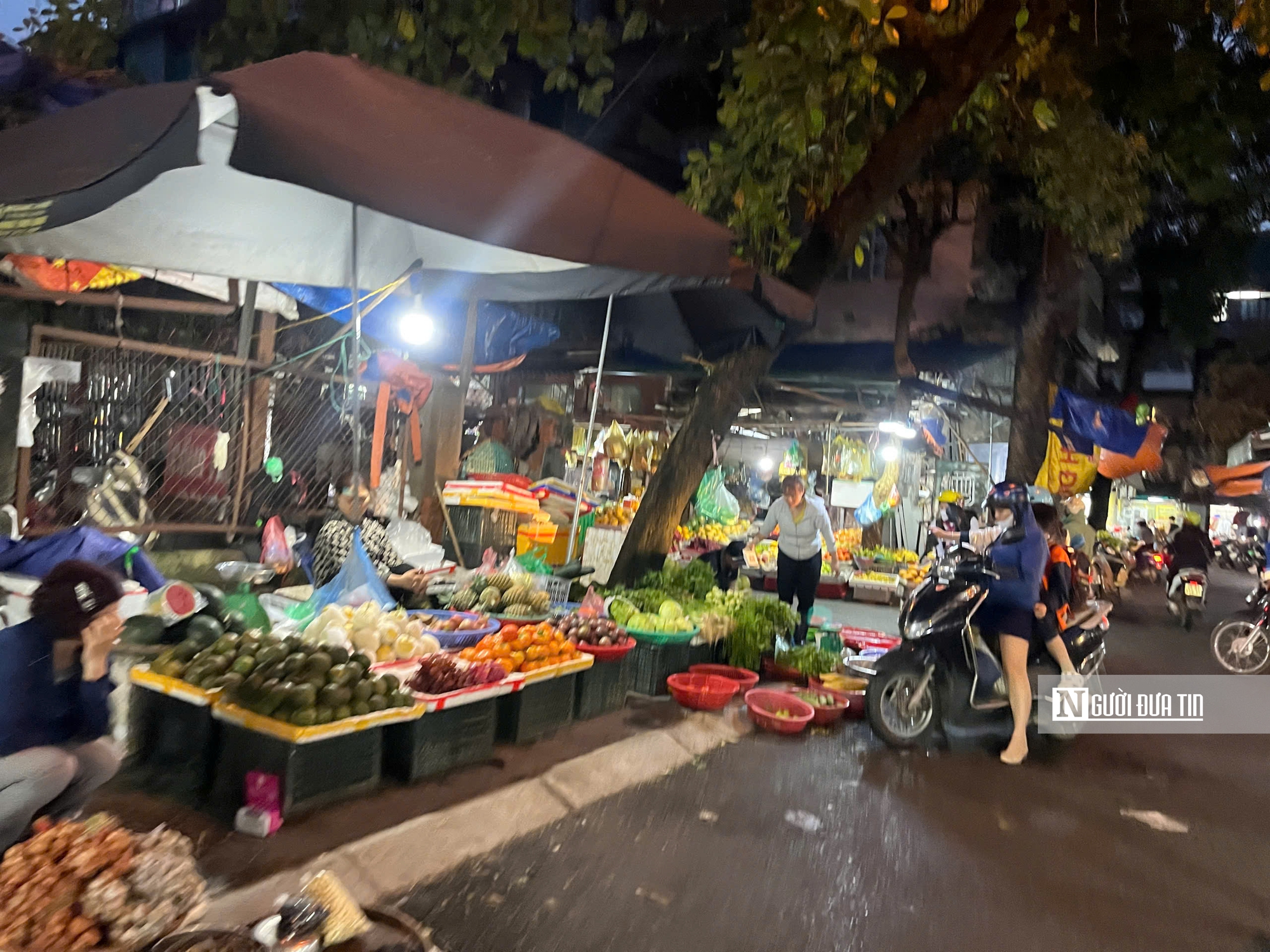 Biển “cấm họp chợ” dựng lên, chợ cóc vẫn họp tấp nập giữa lòng Thủ đô - Ảnh 12.