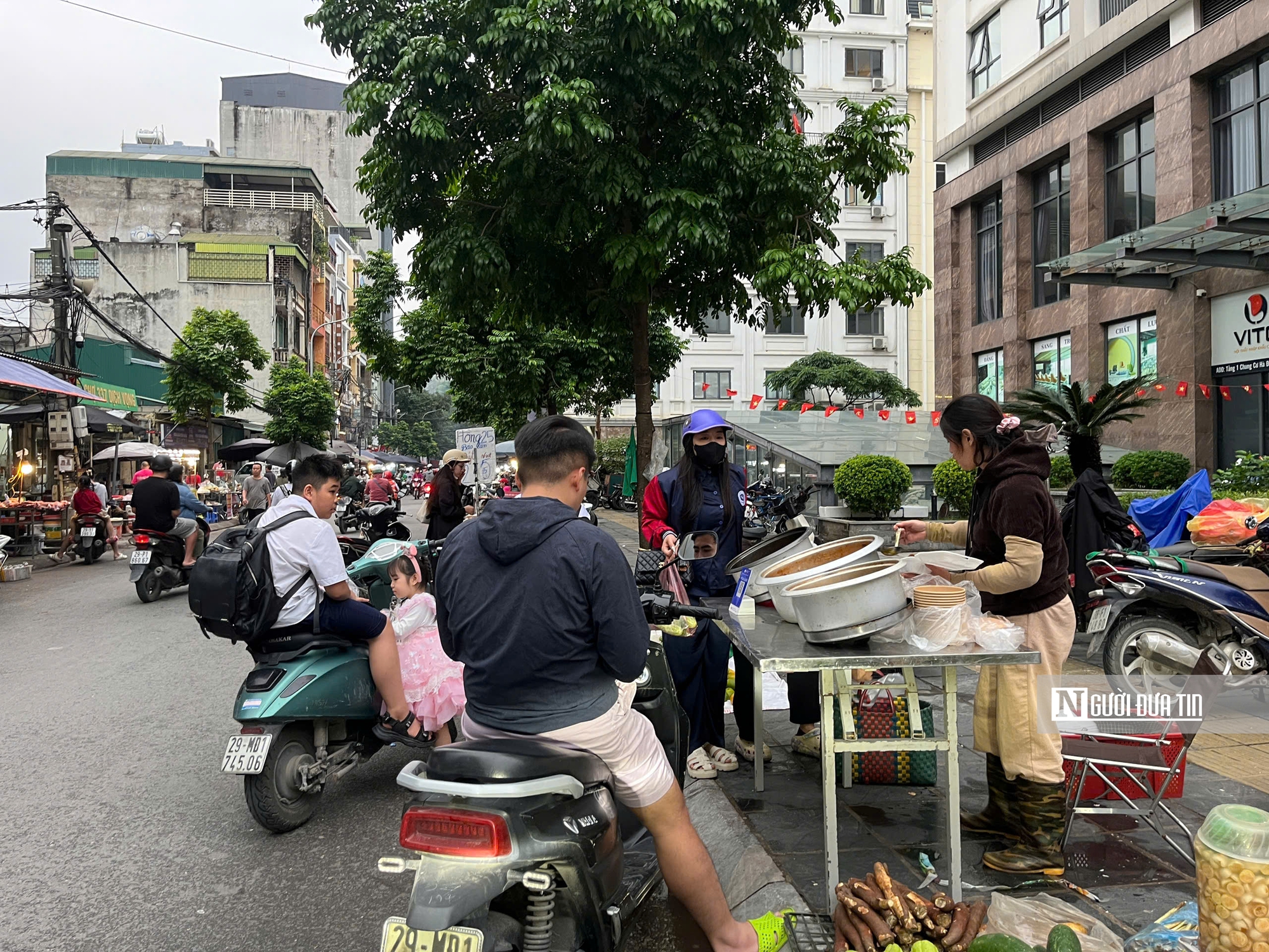 Biển “cấm họp chợ” dựng lên, chợ cóc vẫn họp tấp nập giữa lòng Thủ đô - Ảnh 13.