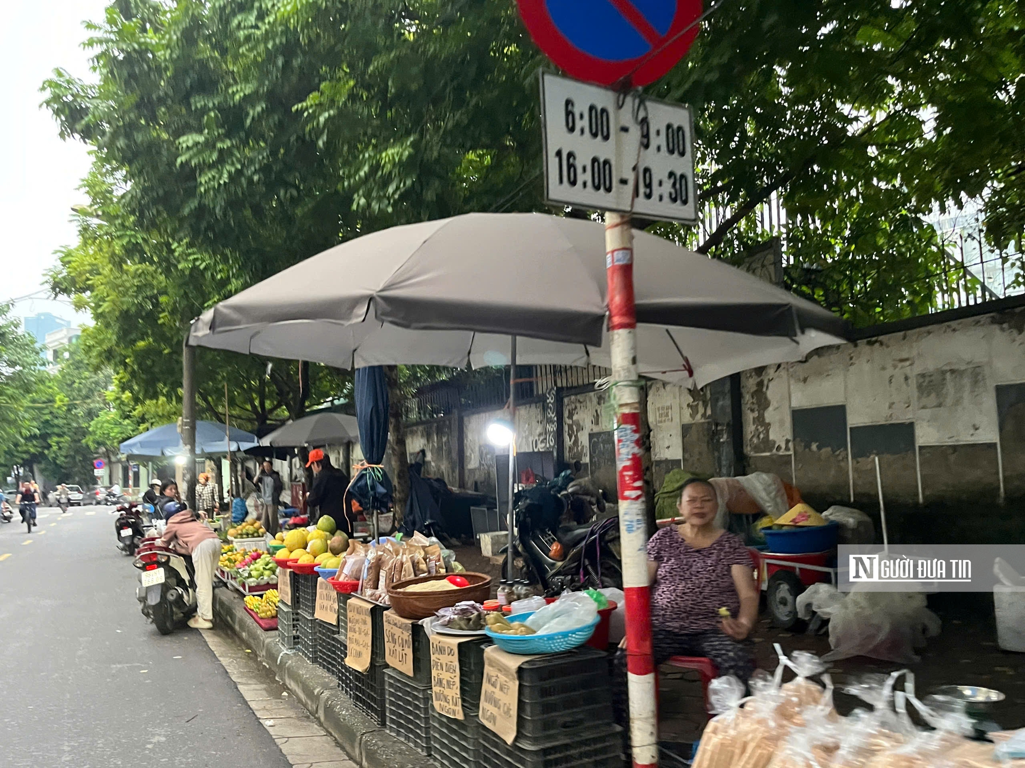 Biển “cấm họp chợ” dựng lên, chợ cóc vẫn họp tấp nập giữa lòng Thủ đô - Ảnh 14.