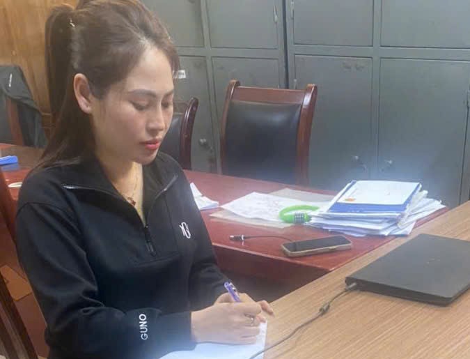 Người phụ nữ giả hồ sơ xác nhận giáo viên vay tiền ngân hàng ra đầu thú- Ảnh 1.