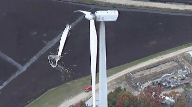 Sự cố khiến cánh turbine điện gió rụng khỏi tháp cao 92 mét- Ảnh 2.