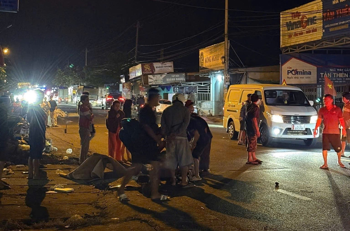 Xe khách va chạm xe máy, 2 vợ chồng tử vong - Ảnh 1.