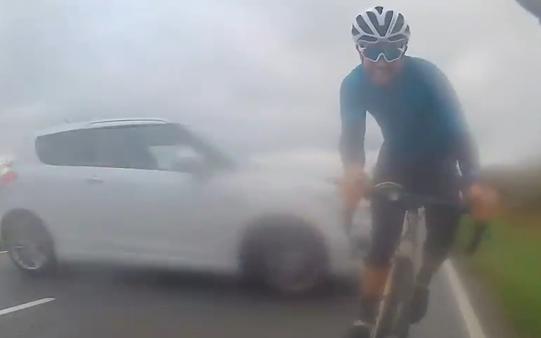 Nhìn xuống nước ngư dân rùng mình phát hiện thứ đáng sợ - Ảnh 2.