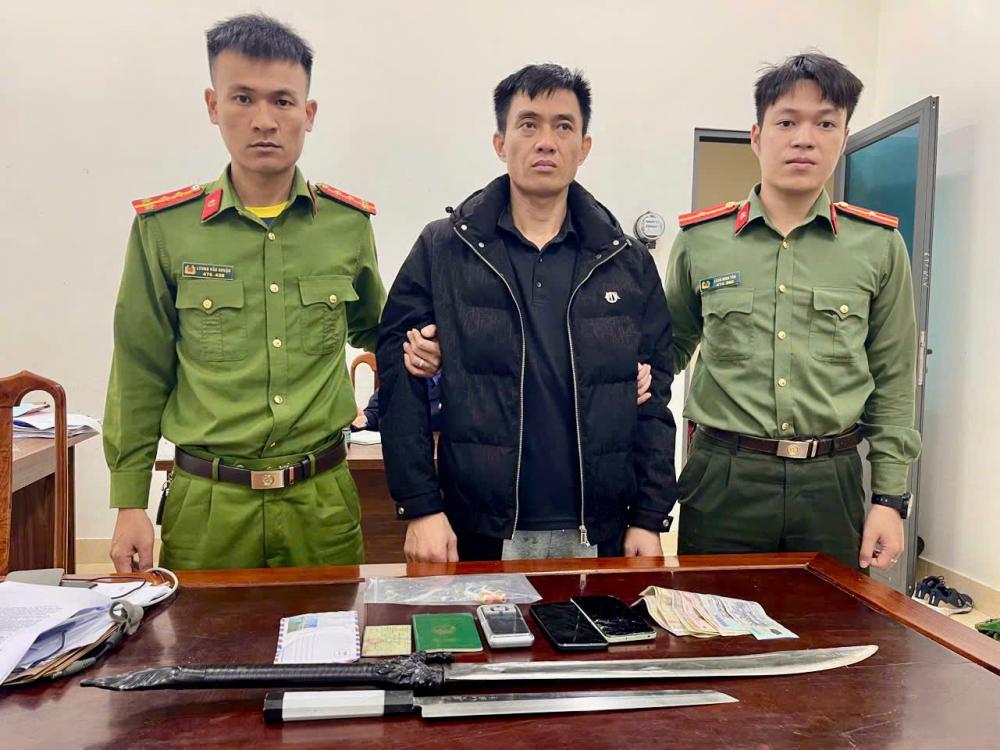 Bí mật trong ngôi nhà lắp đặt 10 camera giám sát bên ngoài- Ảnh 1.