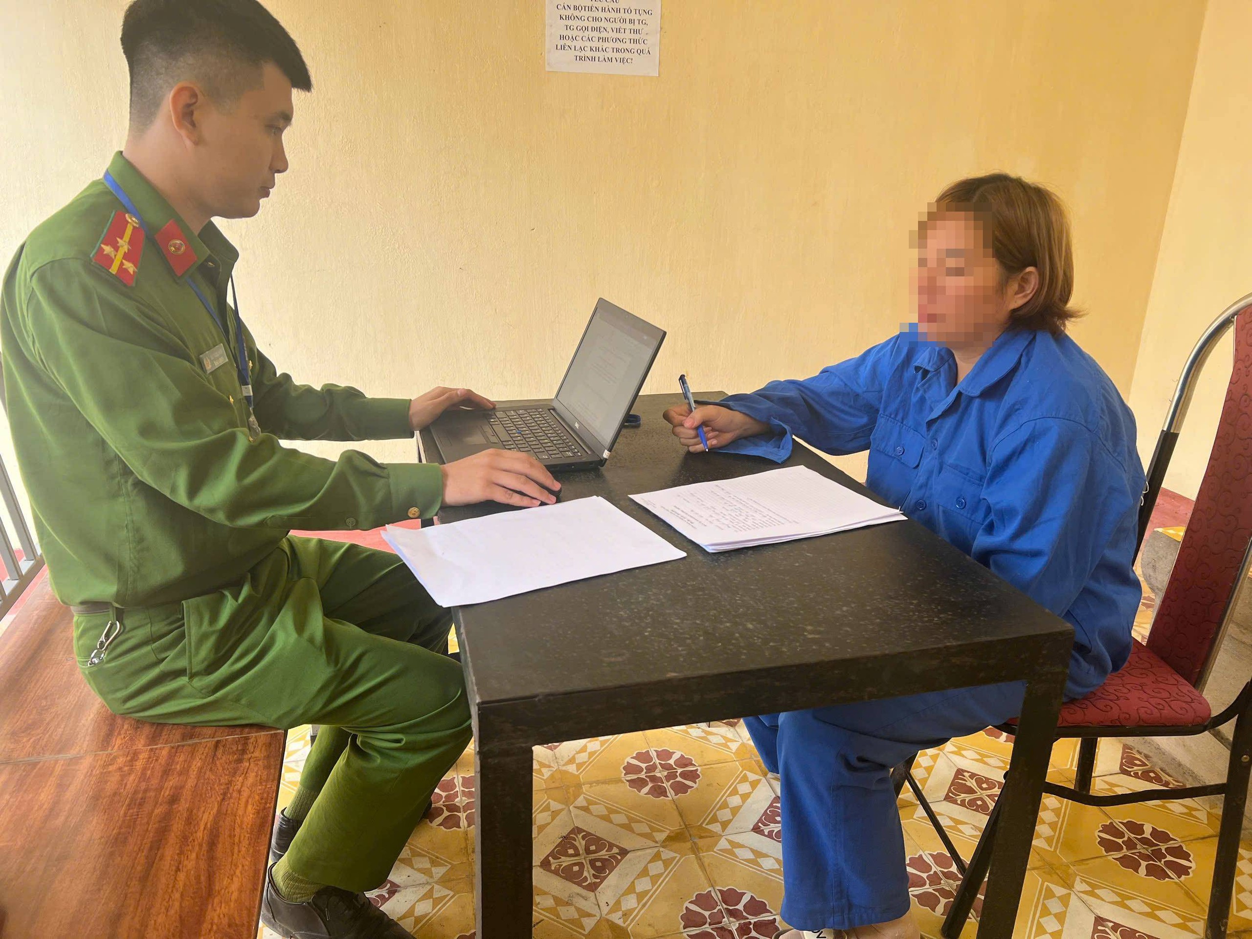 Khởi tố 3 đối tượng chứa mại dâm, môi giới mại dâm, mua dâm người dưới 18 tuổi- Ảnh 1.