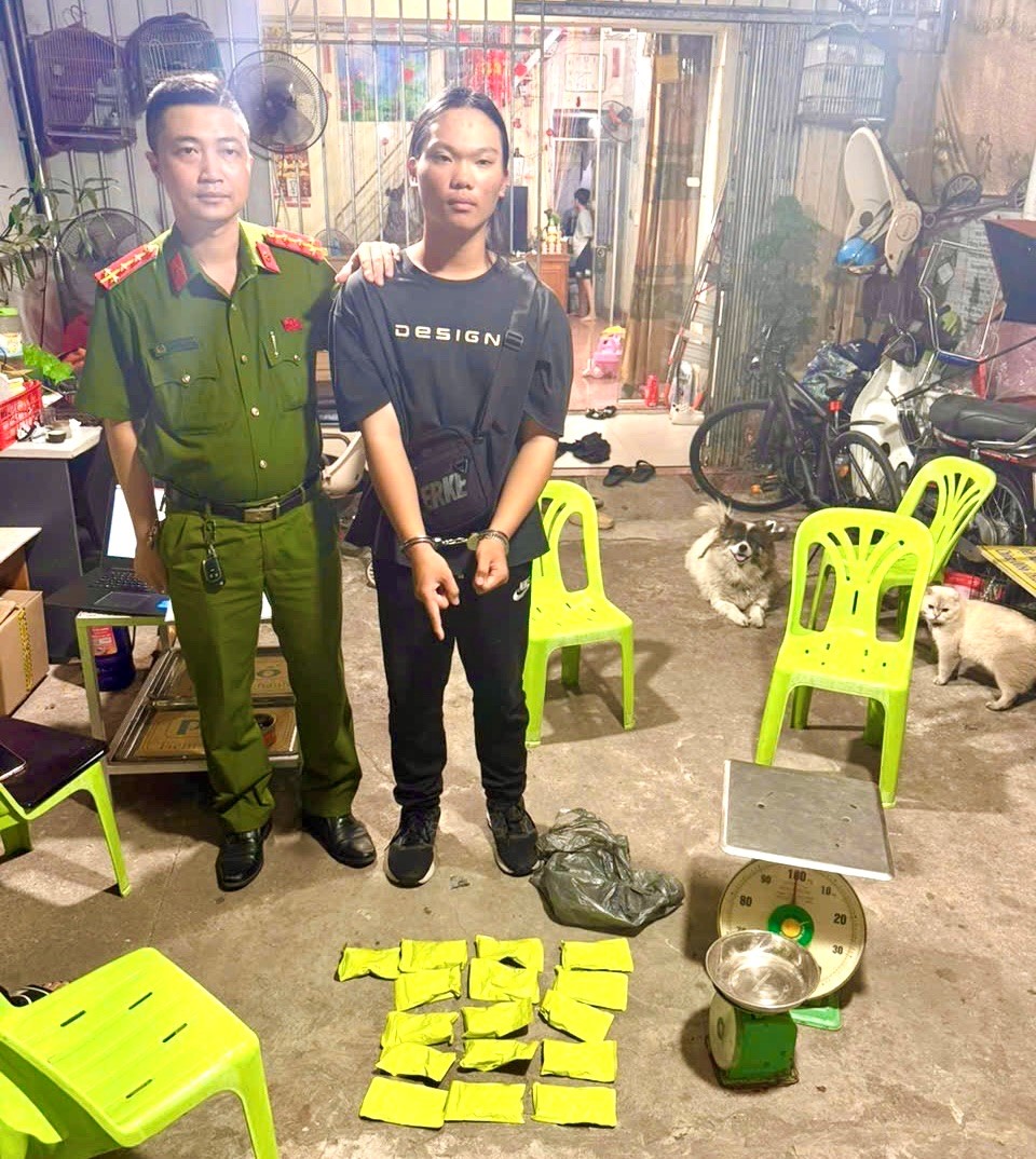 Cất giấu 20 kg bạc dưới đế giày vận chuyển qua biên giới, nhóm đối tượng bị khởi tố - Ảnh 1.