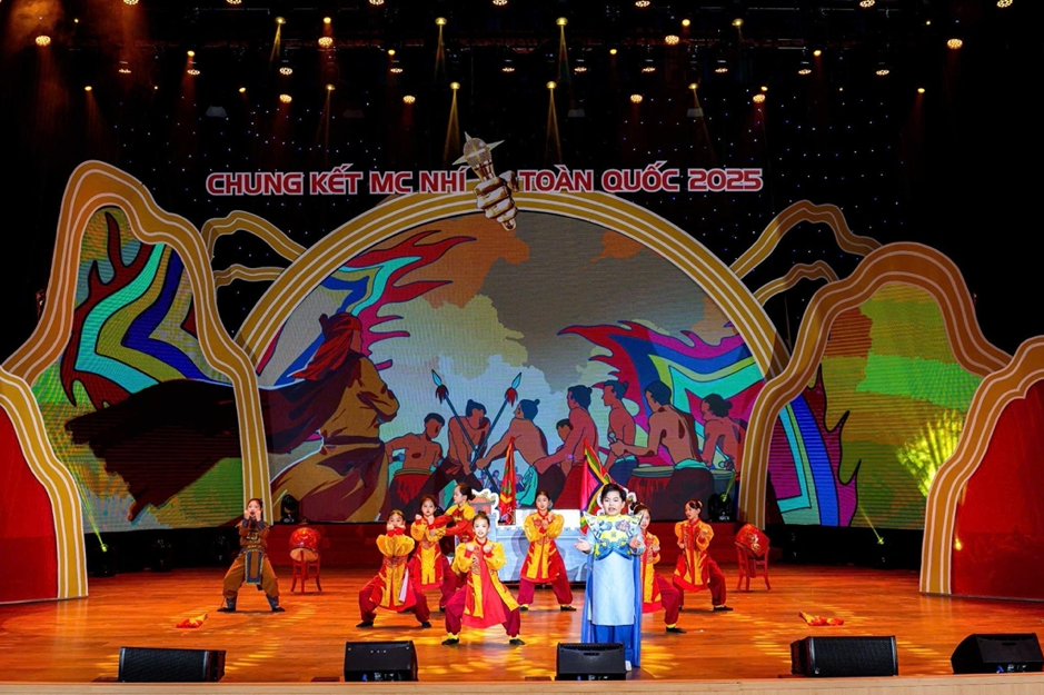 Thanh âm Tổ quốc: MC nhí kể chuyện lịch sử bằng cảm xúc và niềm tin - Ảnh 1.