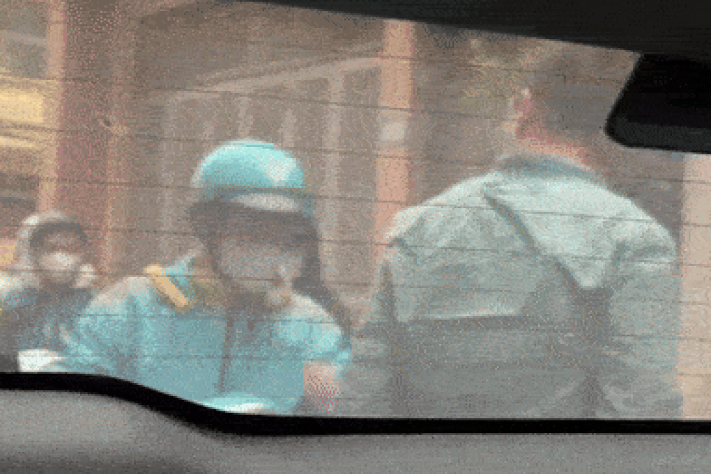 Tài xế xe ôm bị đấm tới tấp vào đầu ở Hà Nội - Ảnh 1.