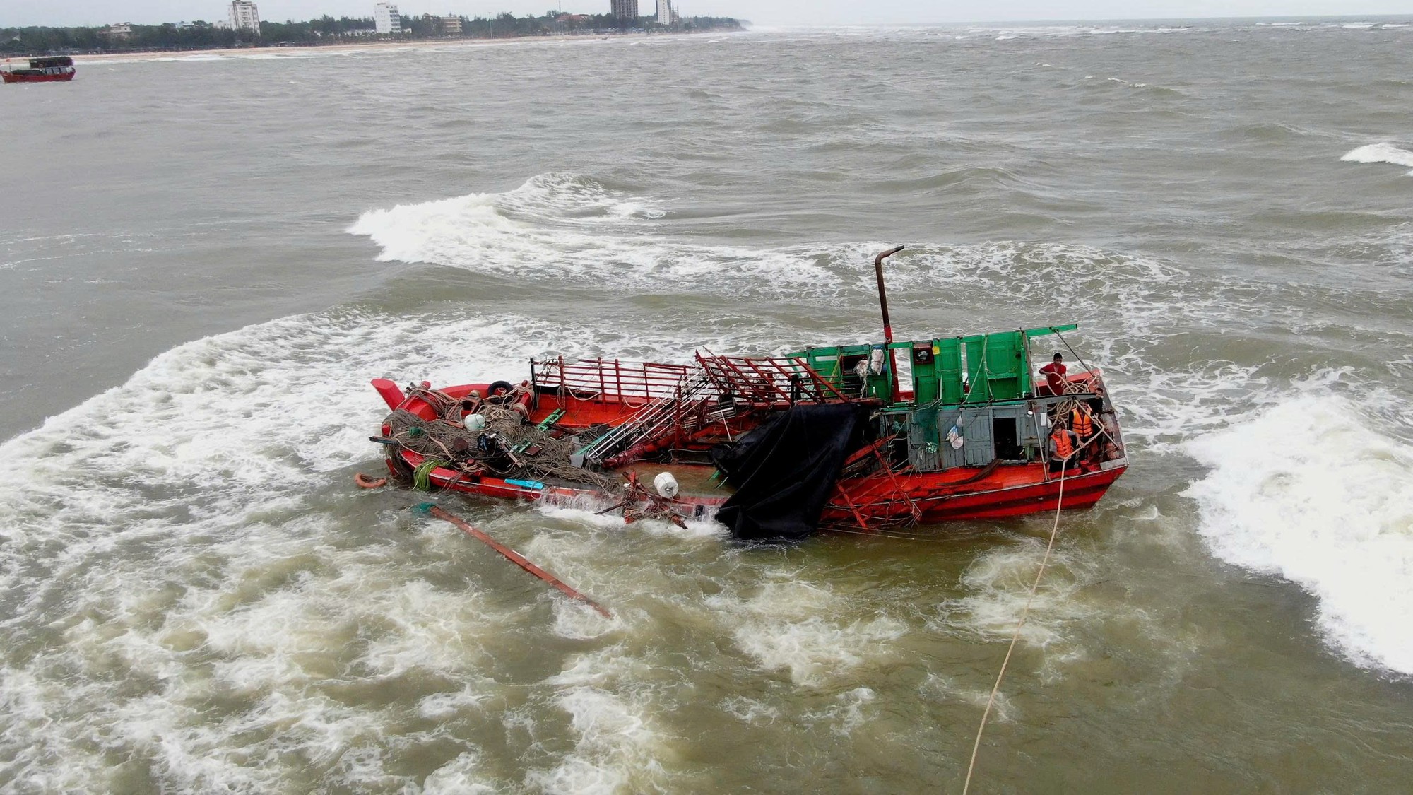 Video: Thót tim cảnh cứu 8 ngư dân trên tàu cá bị chìm tại cửa biển- Ảnh 1.