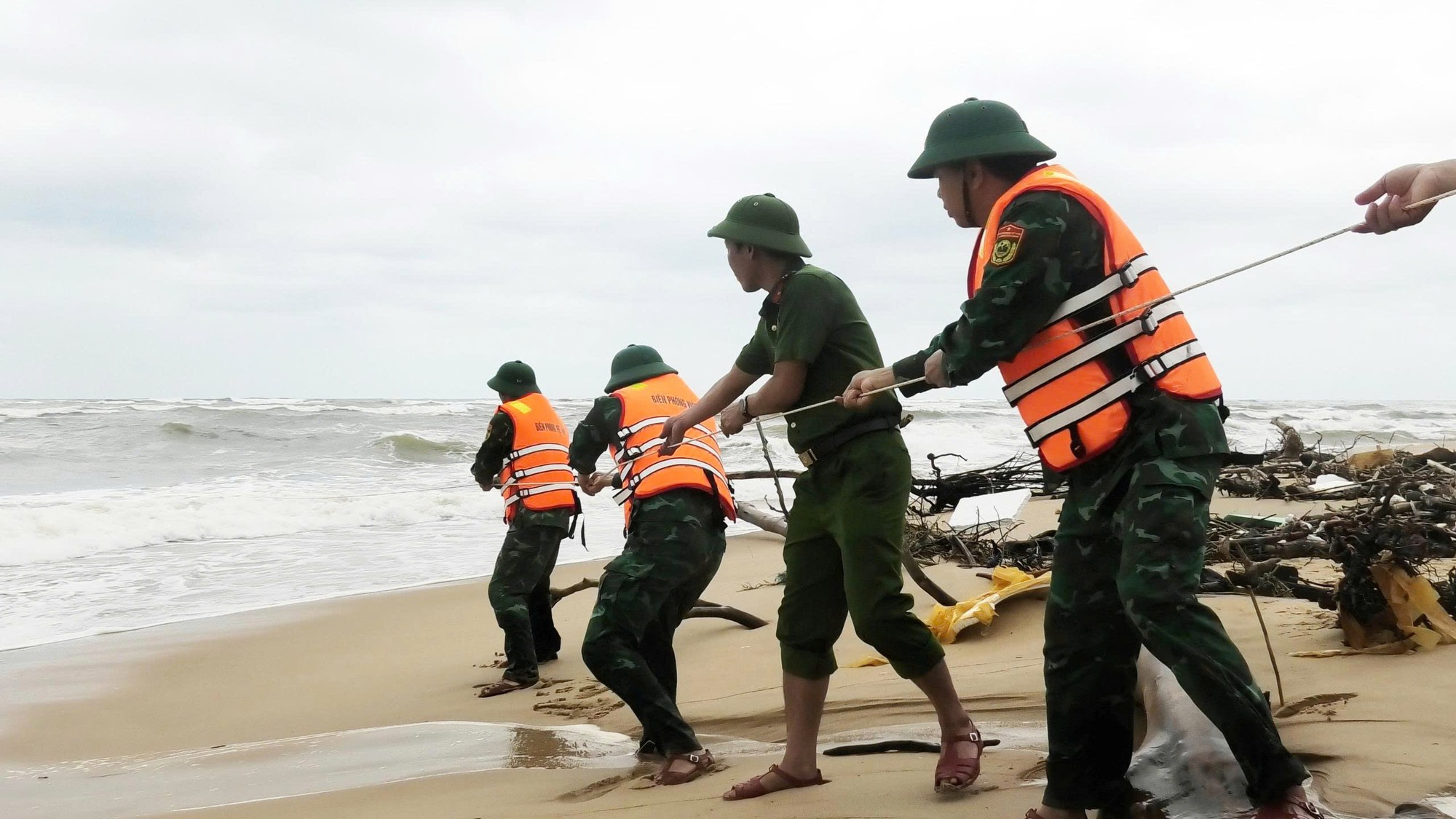 Video: Thót tim cảnh cứu 8 ngư dân trên tàu cá bị chìm tại cửa biển- Ảnh 2.