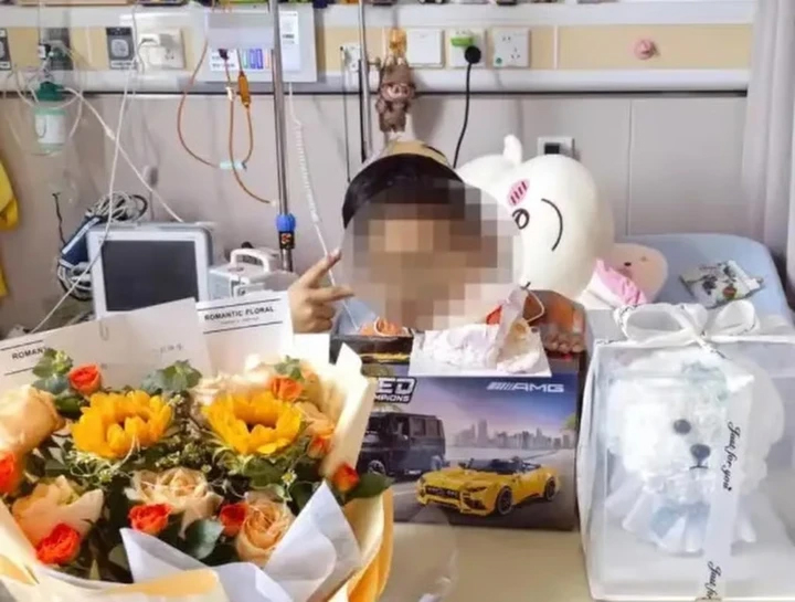 Cậu bé 12 tuổi bị cắt bỏ gần như hoàn toàn hệ tiêu hóa, sống nhờ truyền dịch - Ảnh 2.