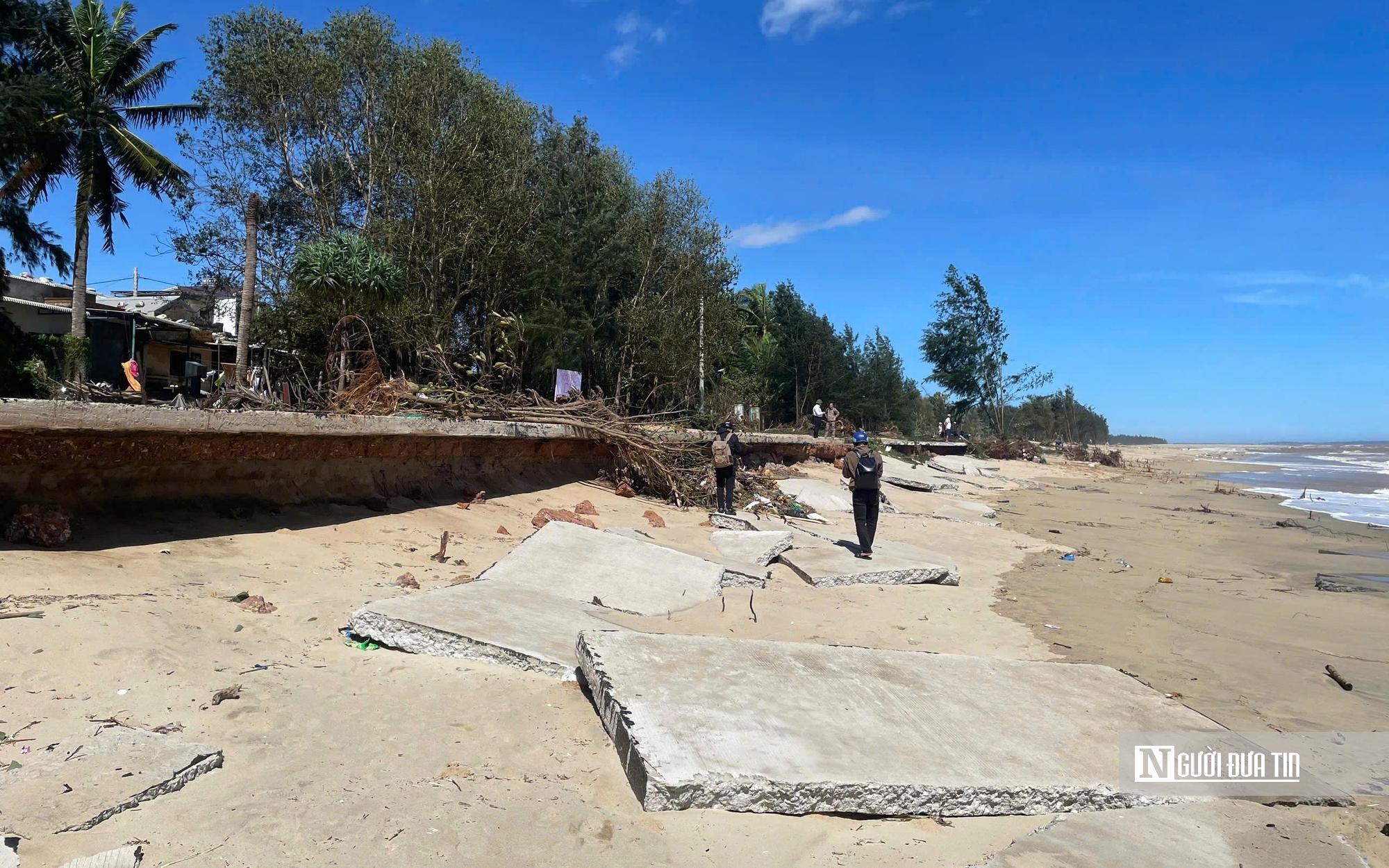 Quảng Ngãi: Lốc xoáy càn quét nửa đêm, 20 nhà dân bị hư hỏng- Ảnh 4. Quảng Ngãi: Lốc xoáy càn quét nửa đêm, 20 nhà dân bị hư hỏng- Ảnh 4.