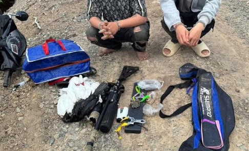 Ngăn chặn 2 đối tượng mang vật giống súng đi săn bắn- Ảnh 1.