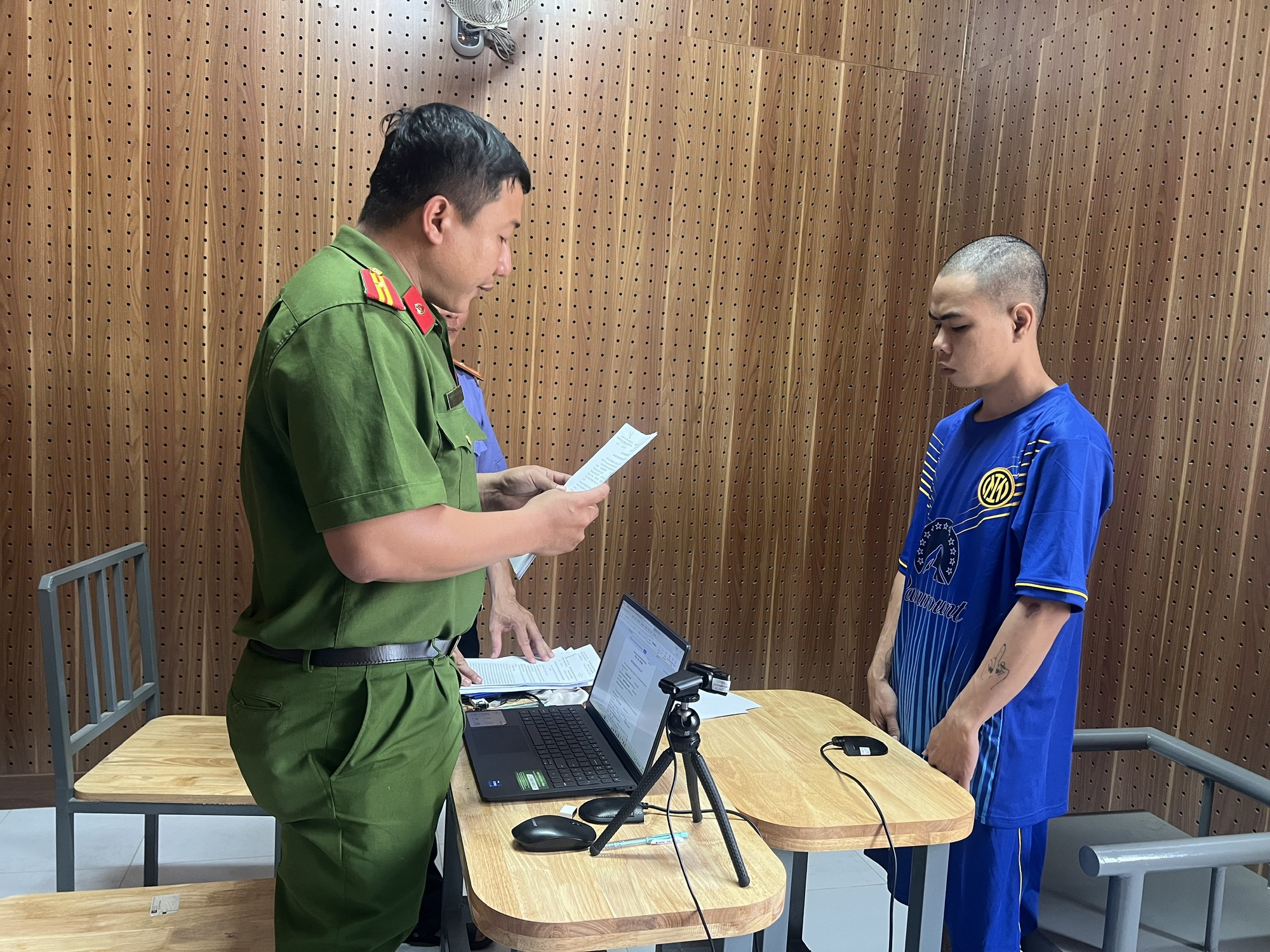 Khởi tố đối tượng dùng dao cướp tài sản của tài xế xe Grab - Ảnh 1.