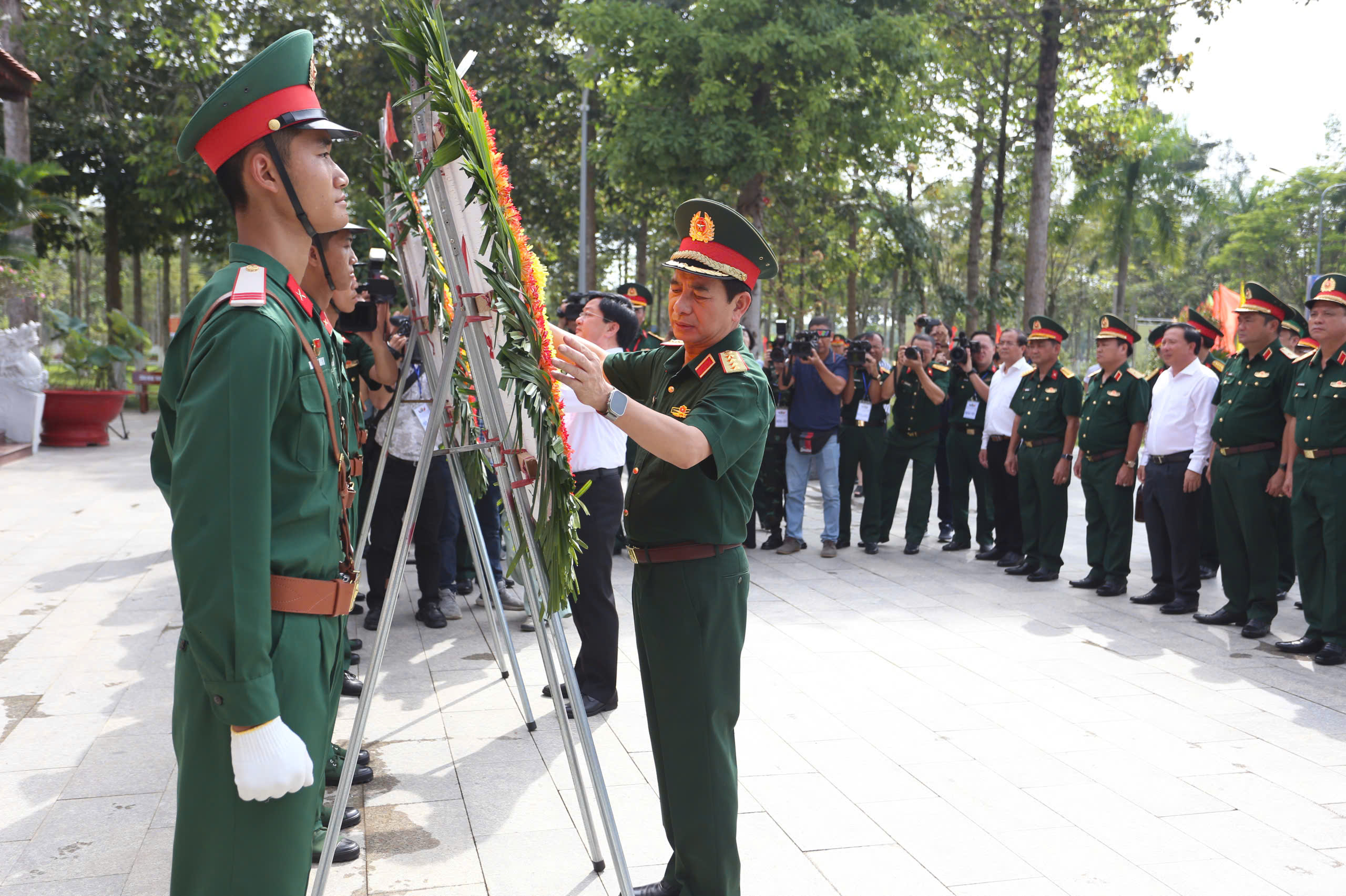 Đại tướng Phan Văn Giang làm việc với Sư đoàn 5 về kết quả 10 tháng đầu năm- Ảnh 6.