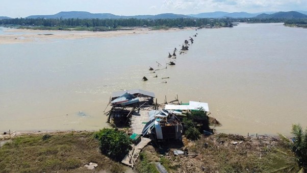 Cầu Ông Cọp - cây cầu gỗ dài nhất Việt Nam sập hoàn toàn sau bão lũ - Ảnh 2.