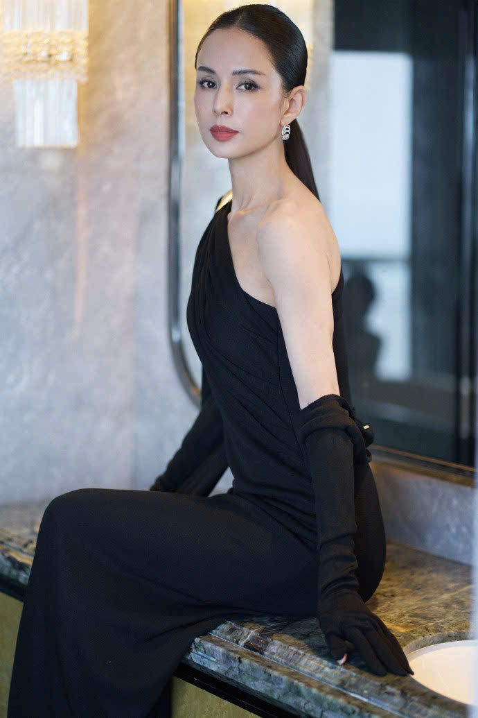 Nhan sắc gây kinh ngạc của Lý Nhược Đồng khi sắp chạm tuổi 60 - Ảnh 4. Khó nhận ra diện mạo "Tiểu Long Nữ đẹp nhất màn ảnh" ở tuổi 59 - Ảnh 2.